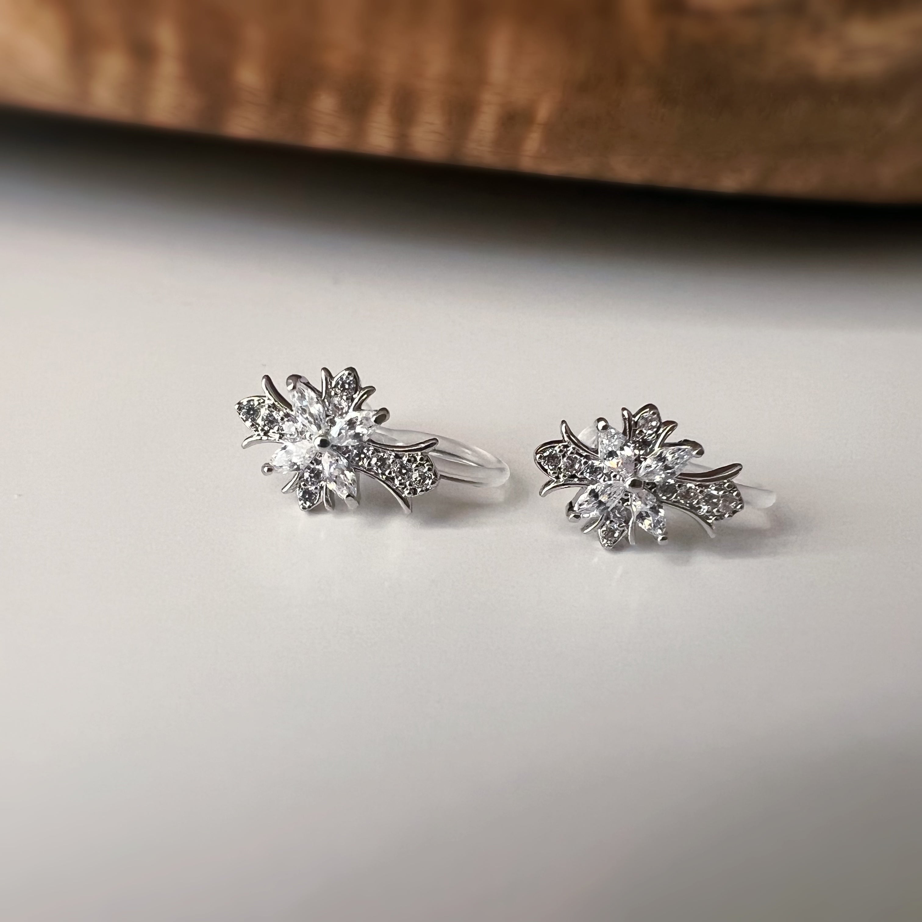 Clips d’oreilles sans perçage croix en strass – or ou argent