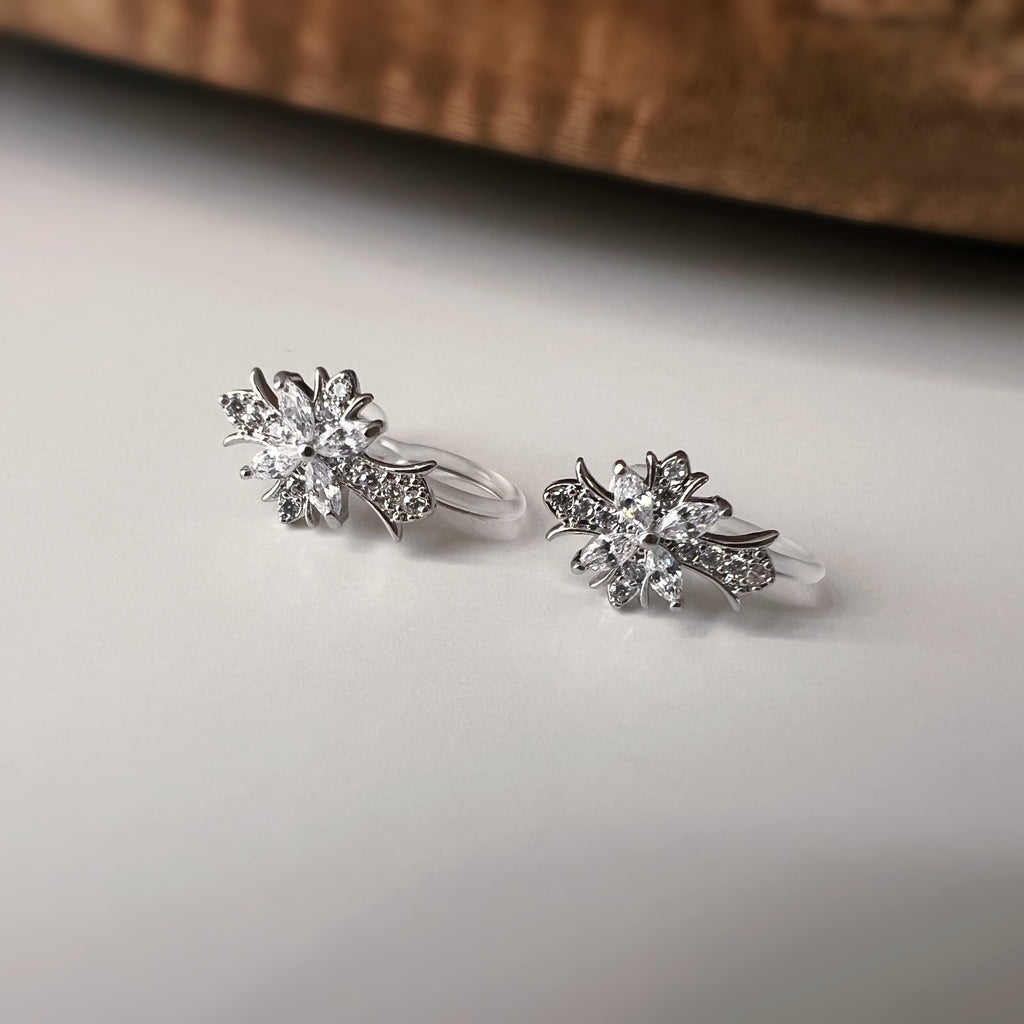 Clips d’oreilles sans perçage croix en strass – or ou argent