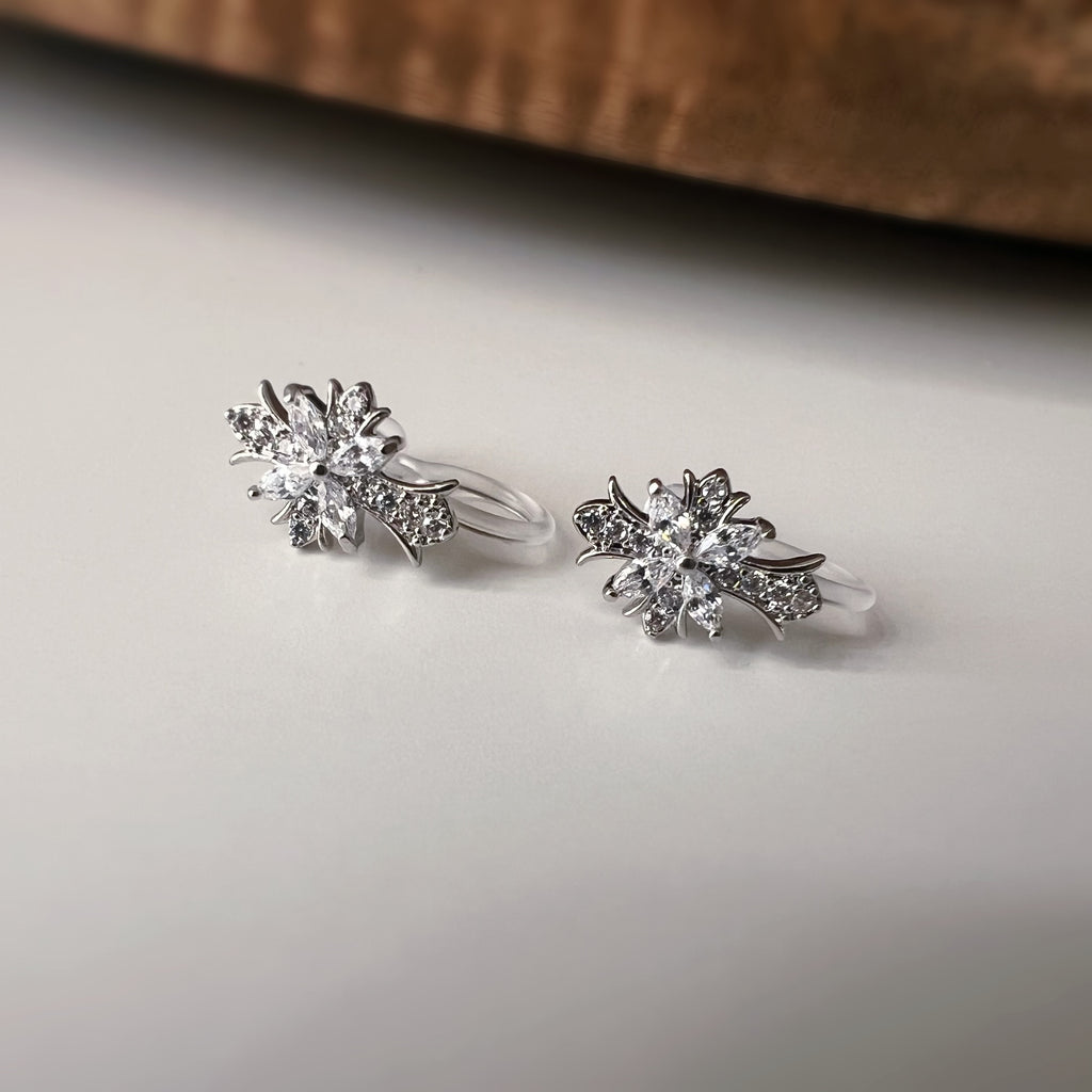Clips d’oreilles sans perçage croix en strass – or ou argent