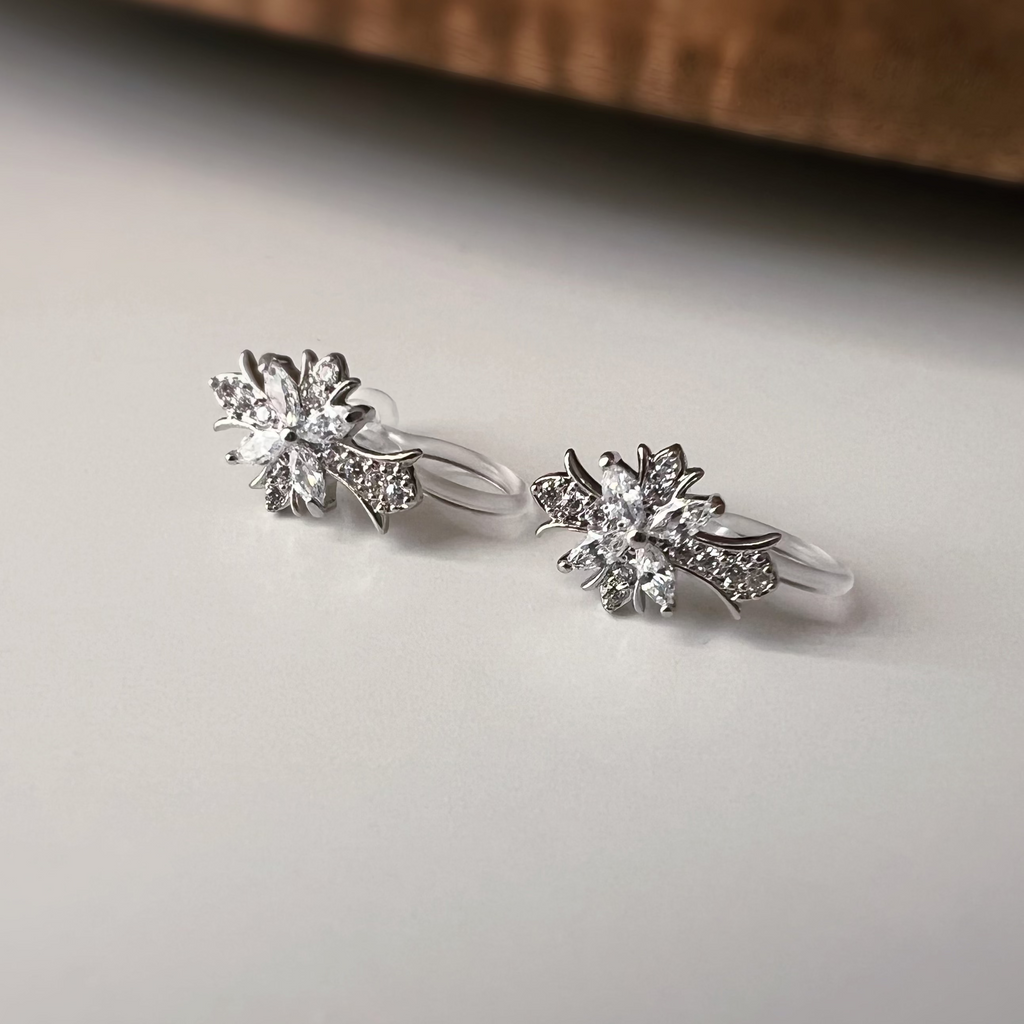 Clips d’oreilles sans perçage croix en strass – or ou argent
