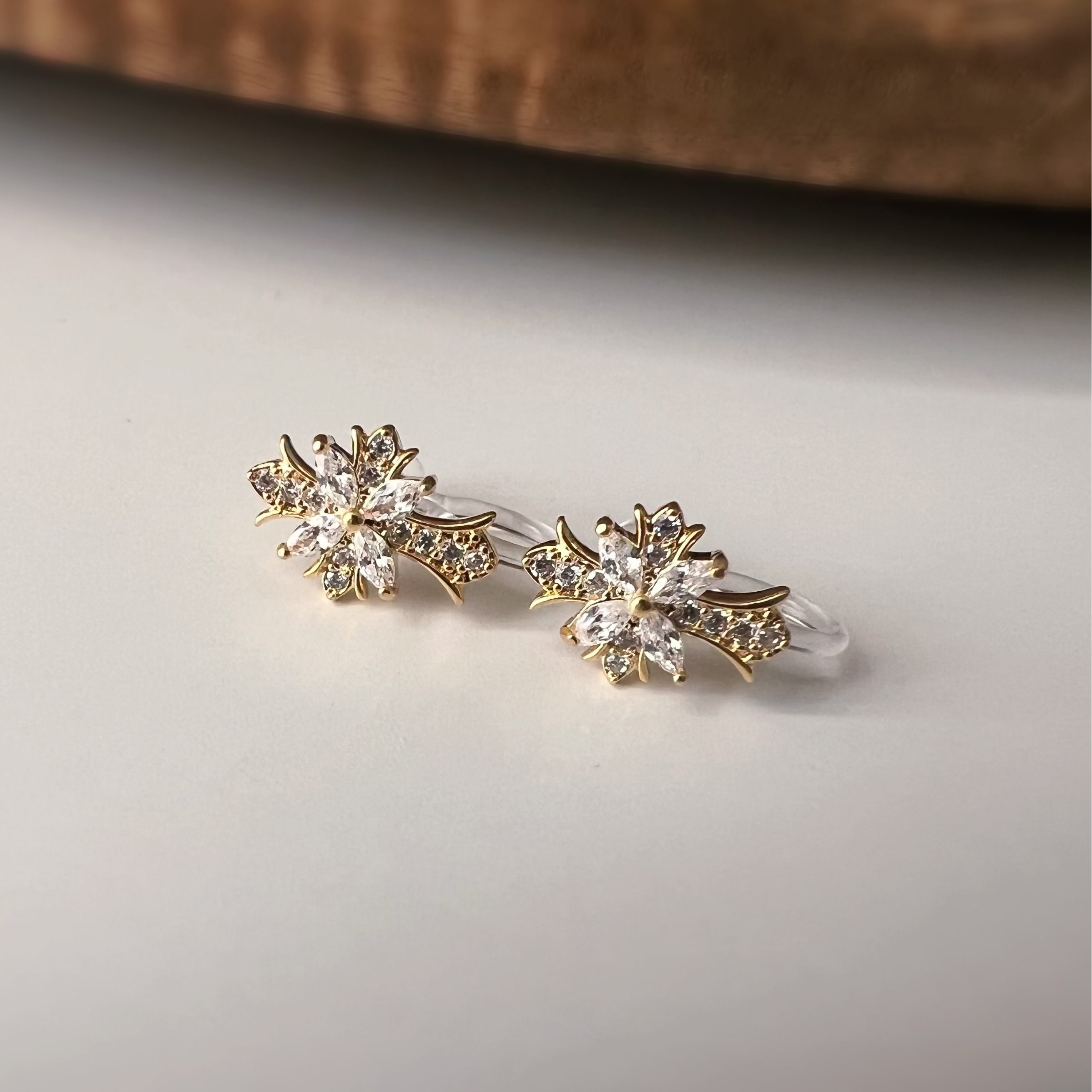 Clips d’oreilles sans perçage croix en strass – or ou argent