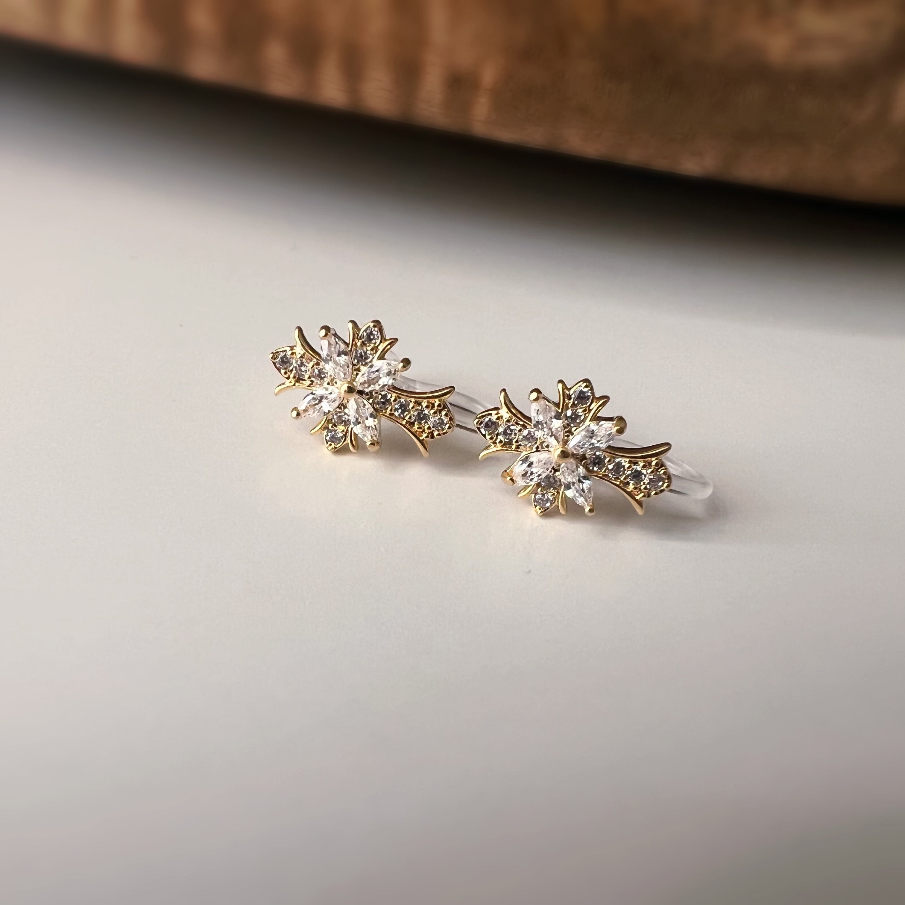Clips d’oreilles sans perçage croix en strass – or ou argent