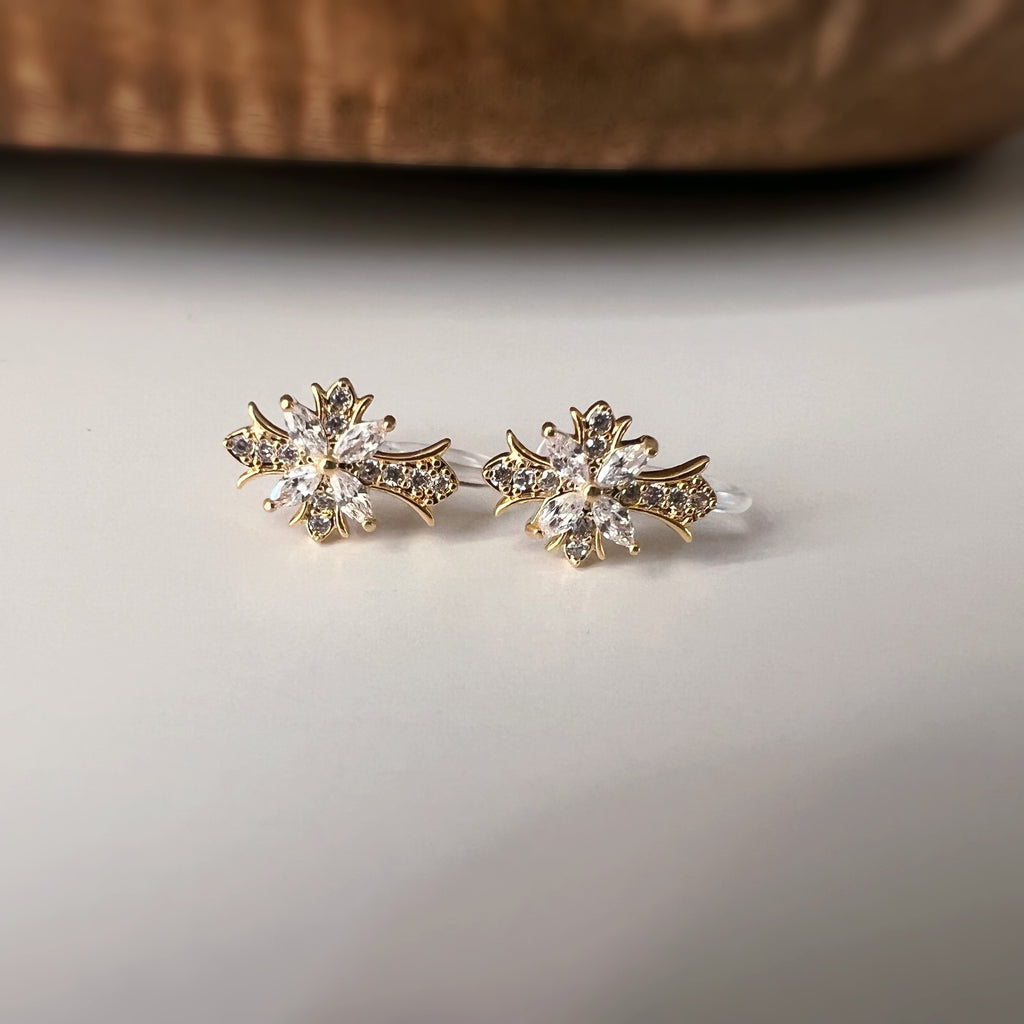 Clips d’oreilles sans perçage croix en strass – or ou argent