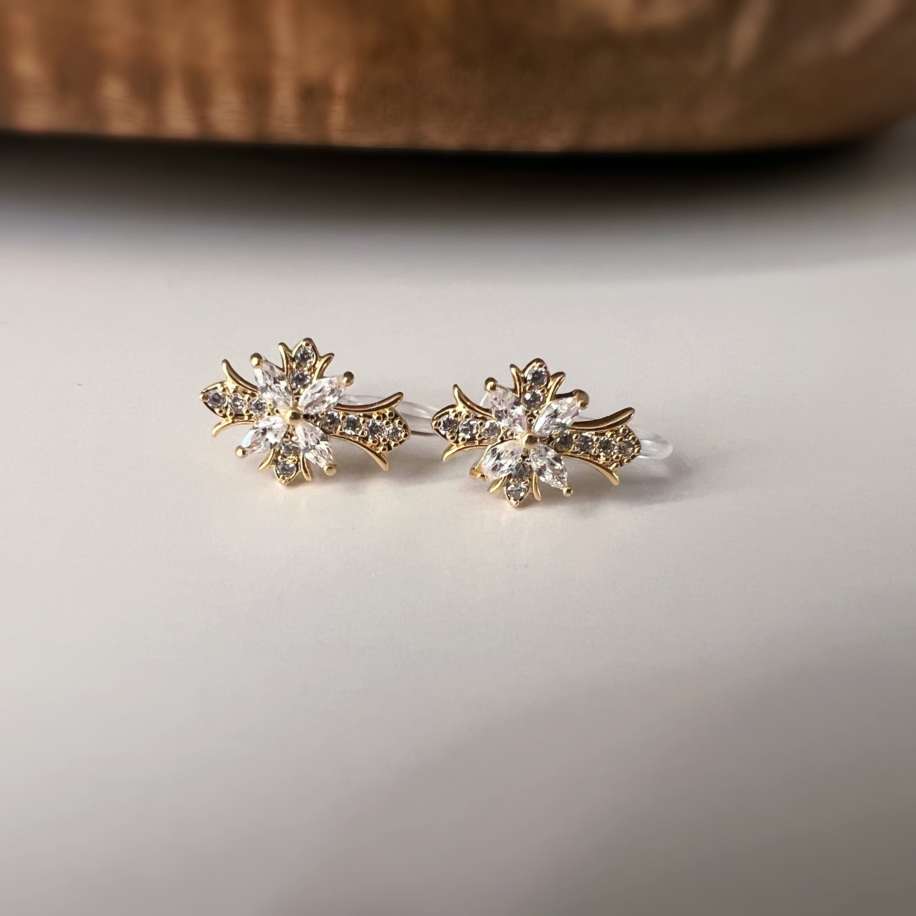 Clips d’oreilles sans perçage croix en strass – or ou argent