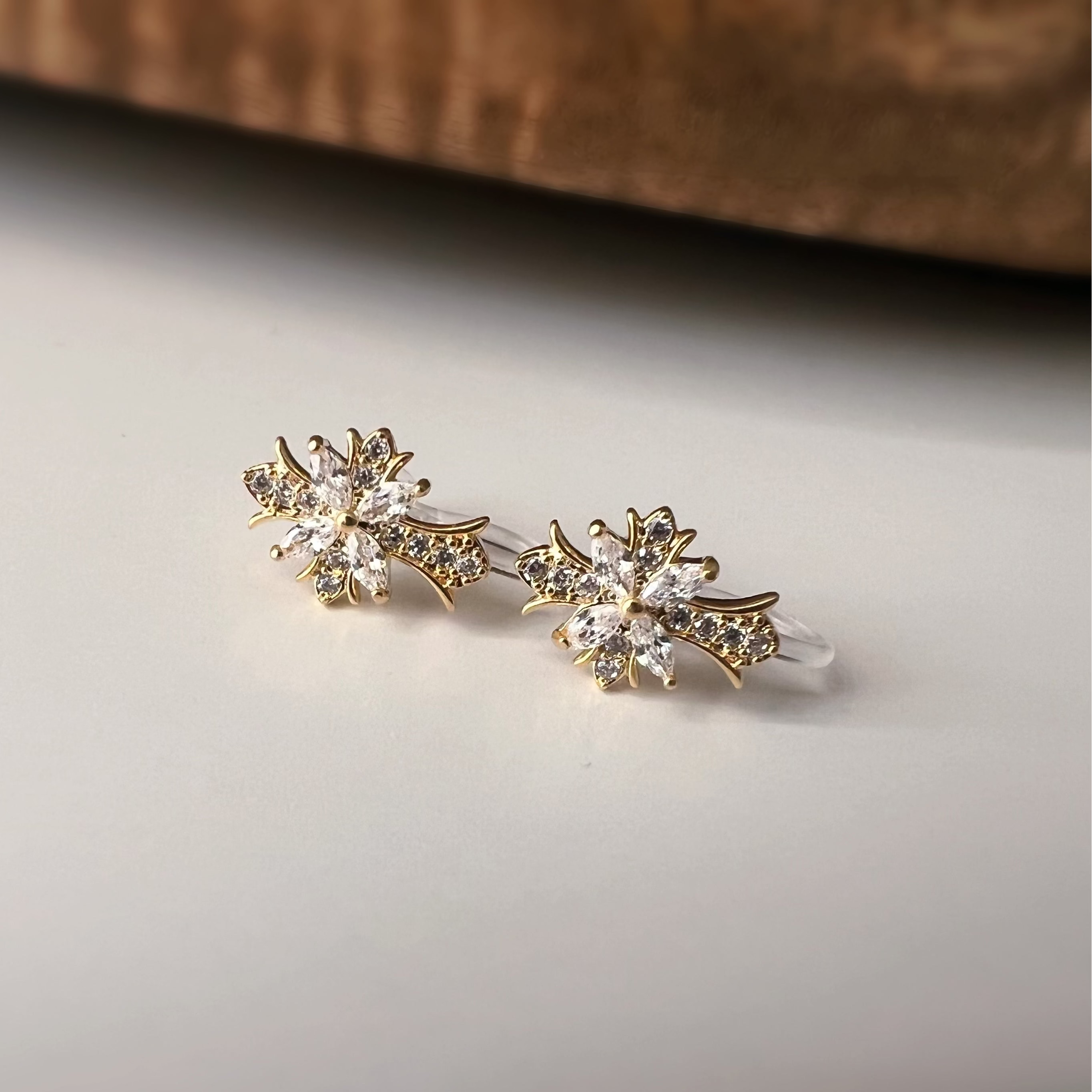 Clips d’oreilles sans perçage croix en strass – or ou argent