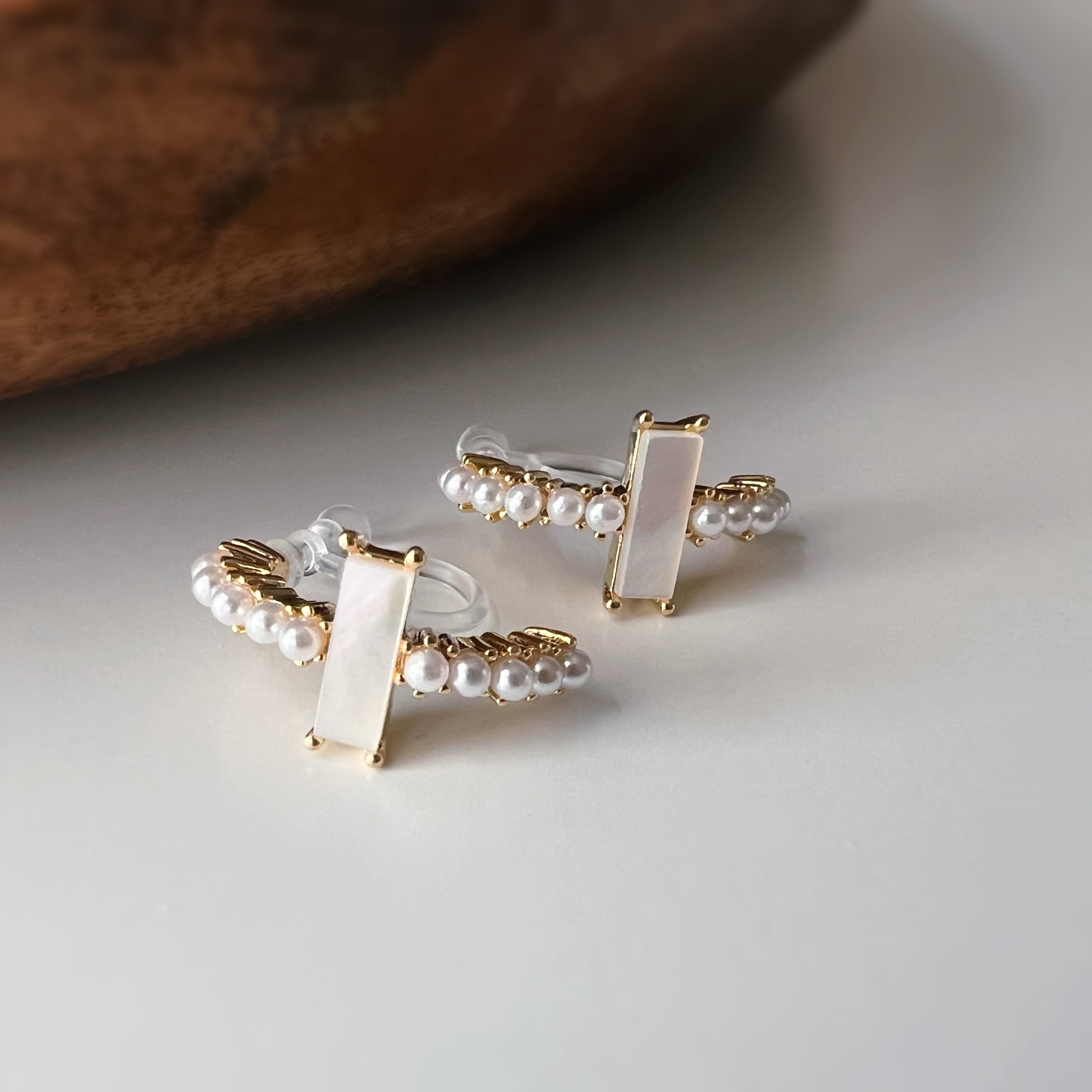 Clips d’oreilles mini perles et barre nacrée