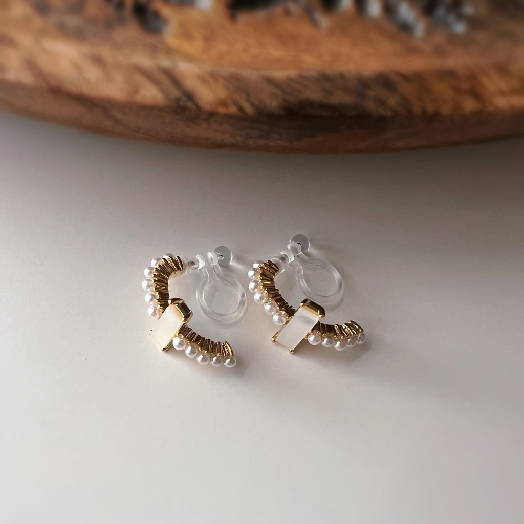 Clips d’oreilles mini perles et barre nacrée