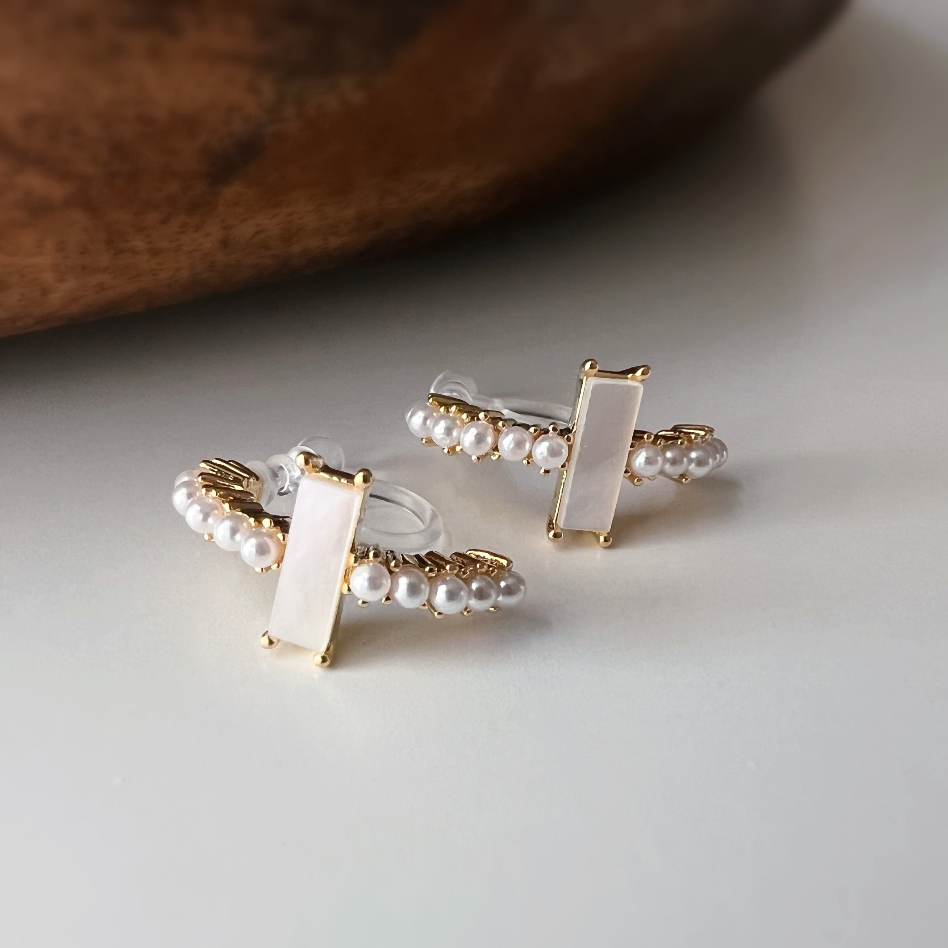 Clips d’oreilles mini perles et barre nacrée
