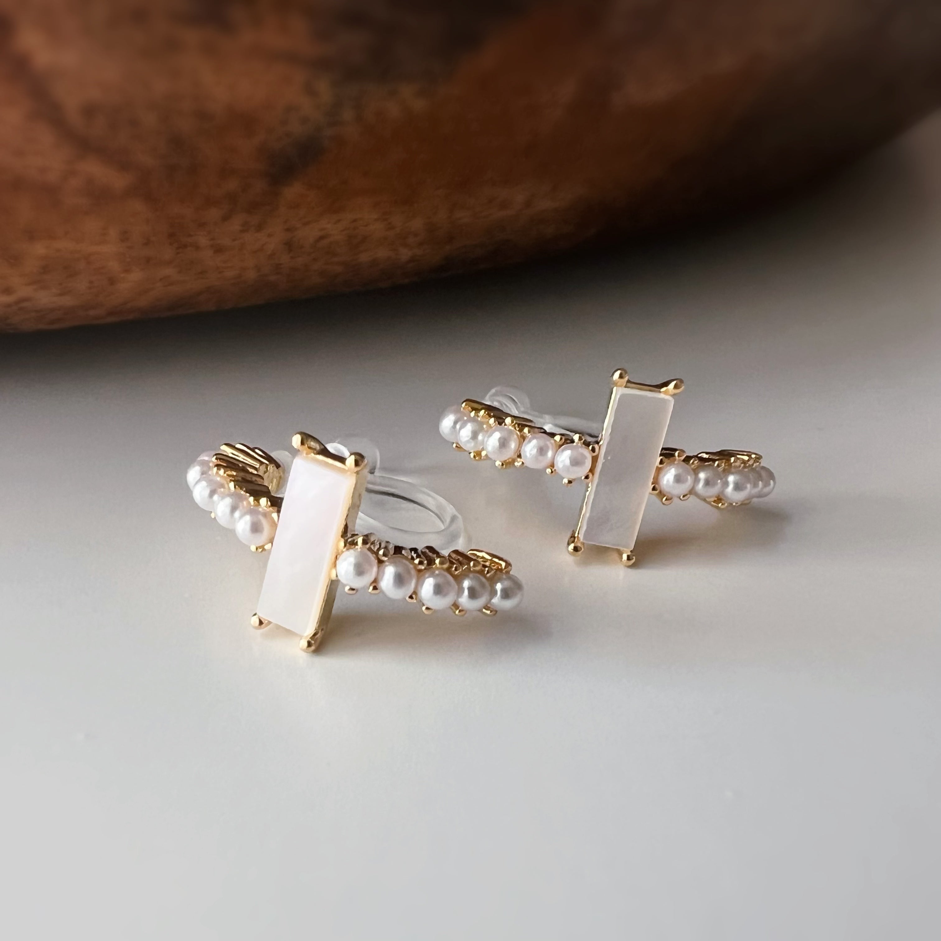 Clips d’oreilles mini perles et barre nacrée