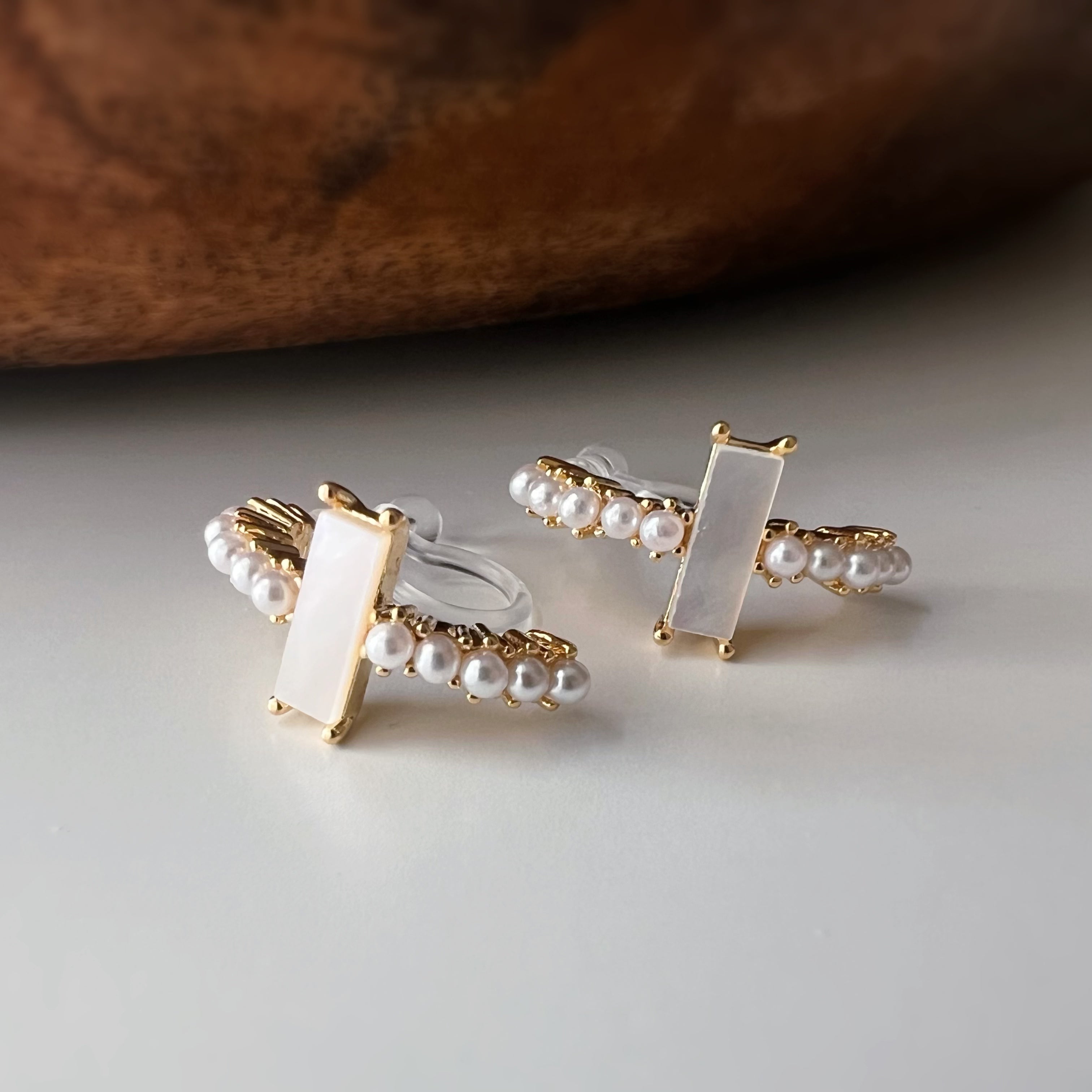 Clips d’oreilles mini perles et barre nacrée