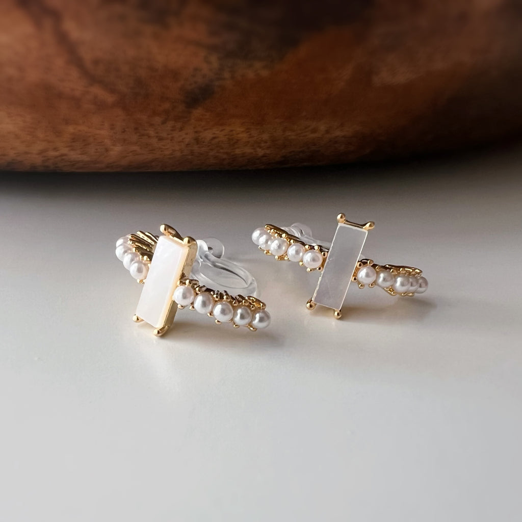 Clips d’oreilles mini perles et barre nacrée