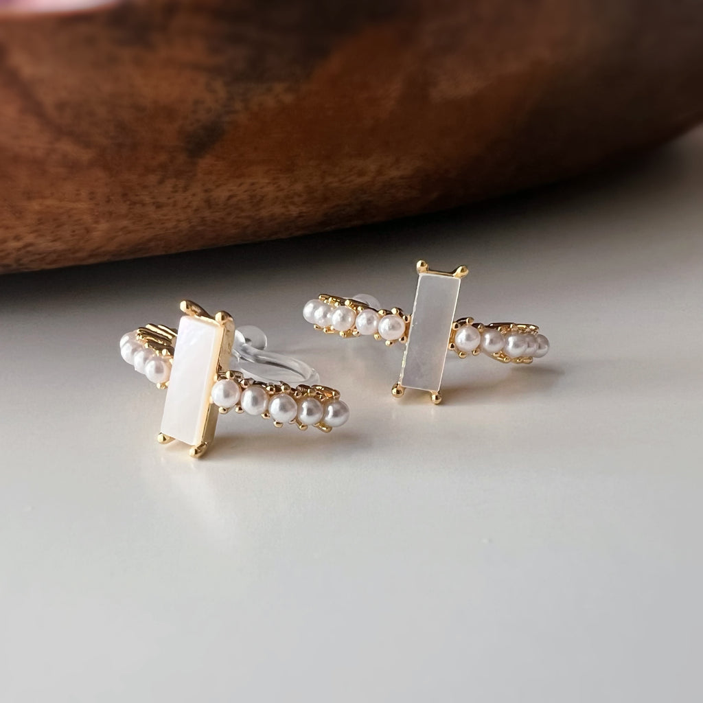 Clips d’oreilles mini perles et barre nacrée