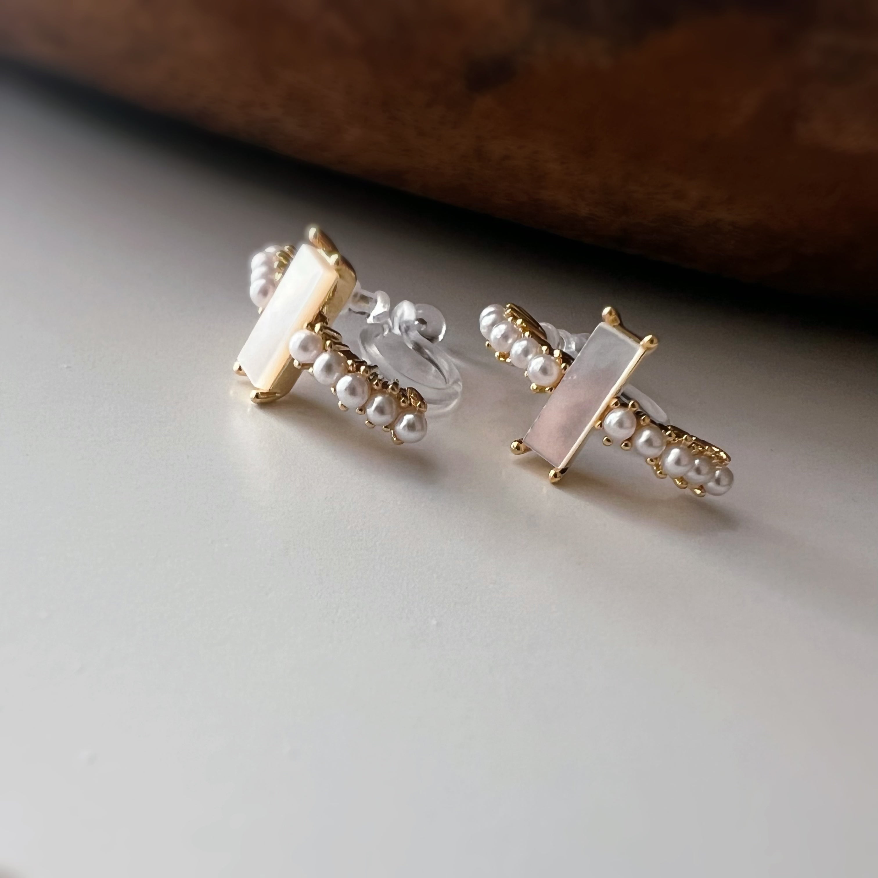 Clips d’oreilles mini perles et barre nacrée