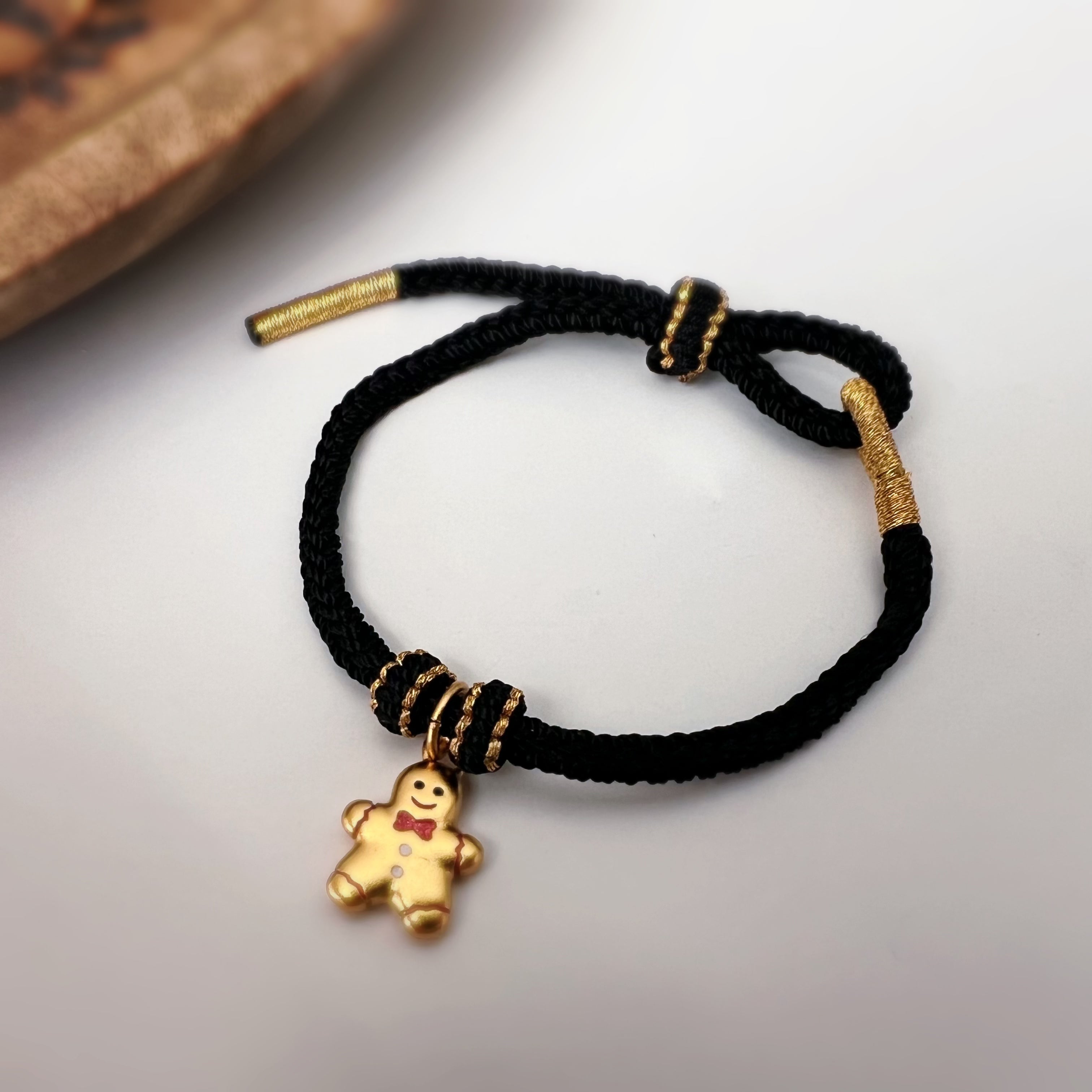 Bracelet de Noël tressé avec pain d’épices doré