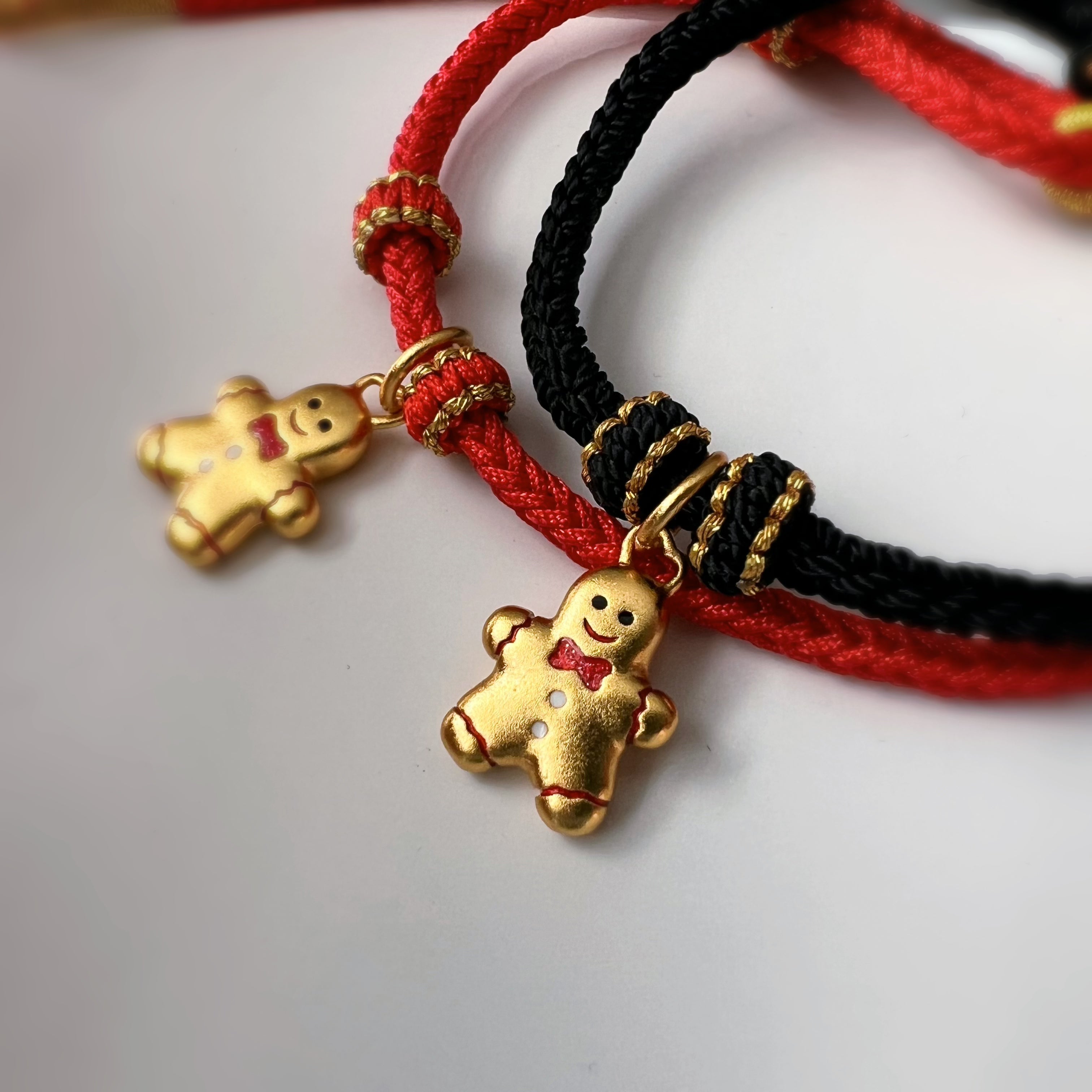 Bracelet de Noël tressé avec pain d’épices doré