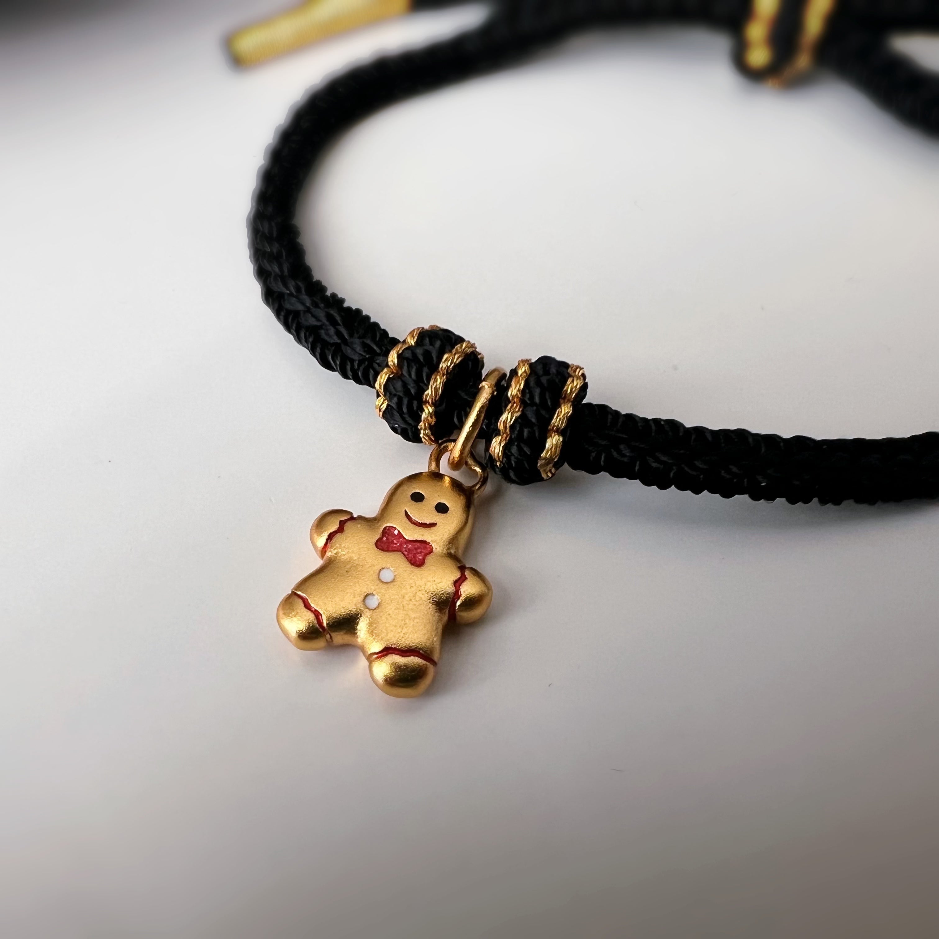 Bracelet de Noël tressé avec pain d’épices doré