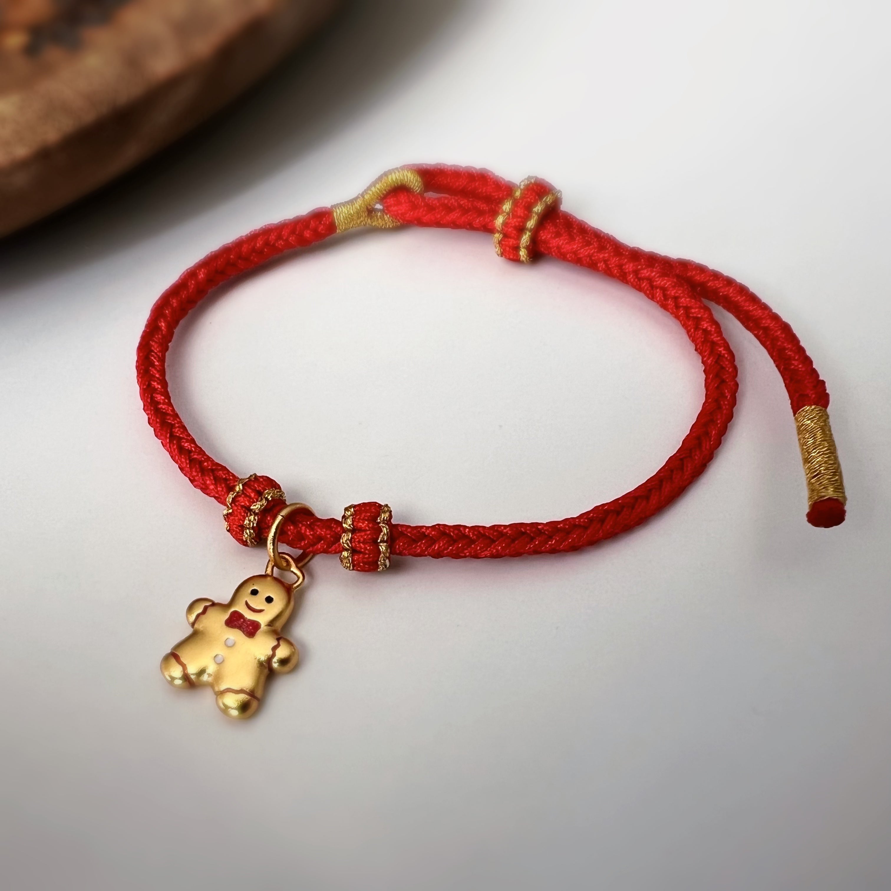 Bracelet de Noël tressé avec pain d’épices doré