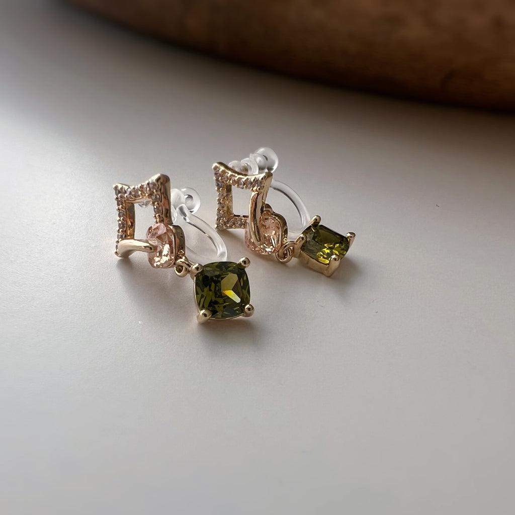 Clips d’oreilles carré avec pierre vert olive pendante