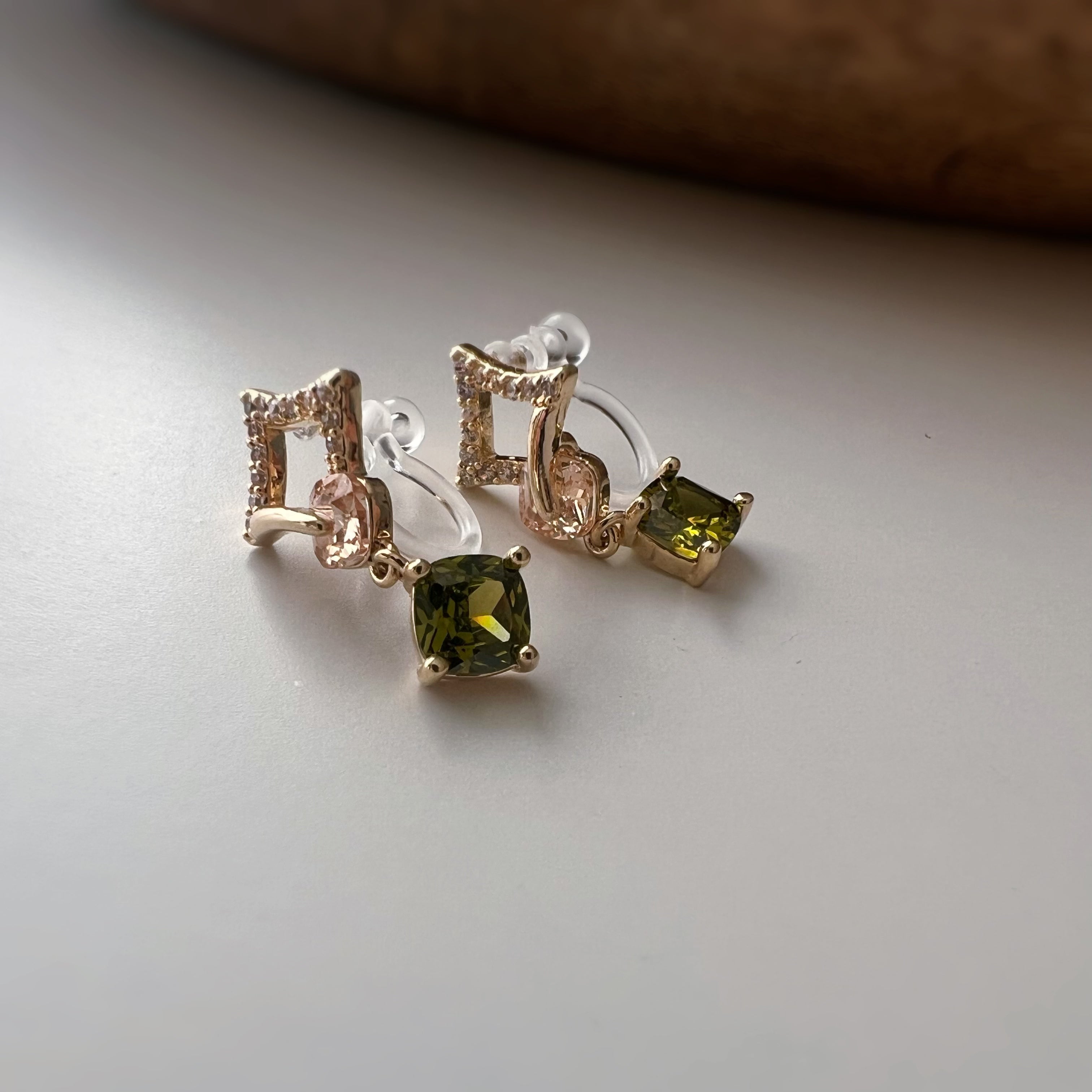 Clips d’oreilles carré avec pierre vert olive pendante