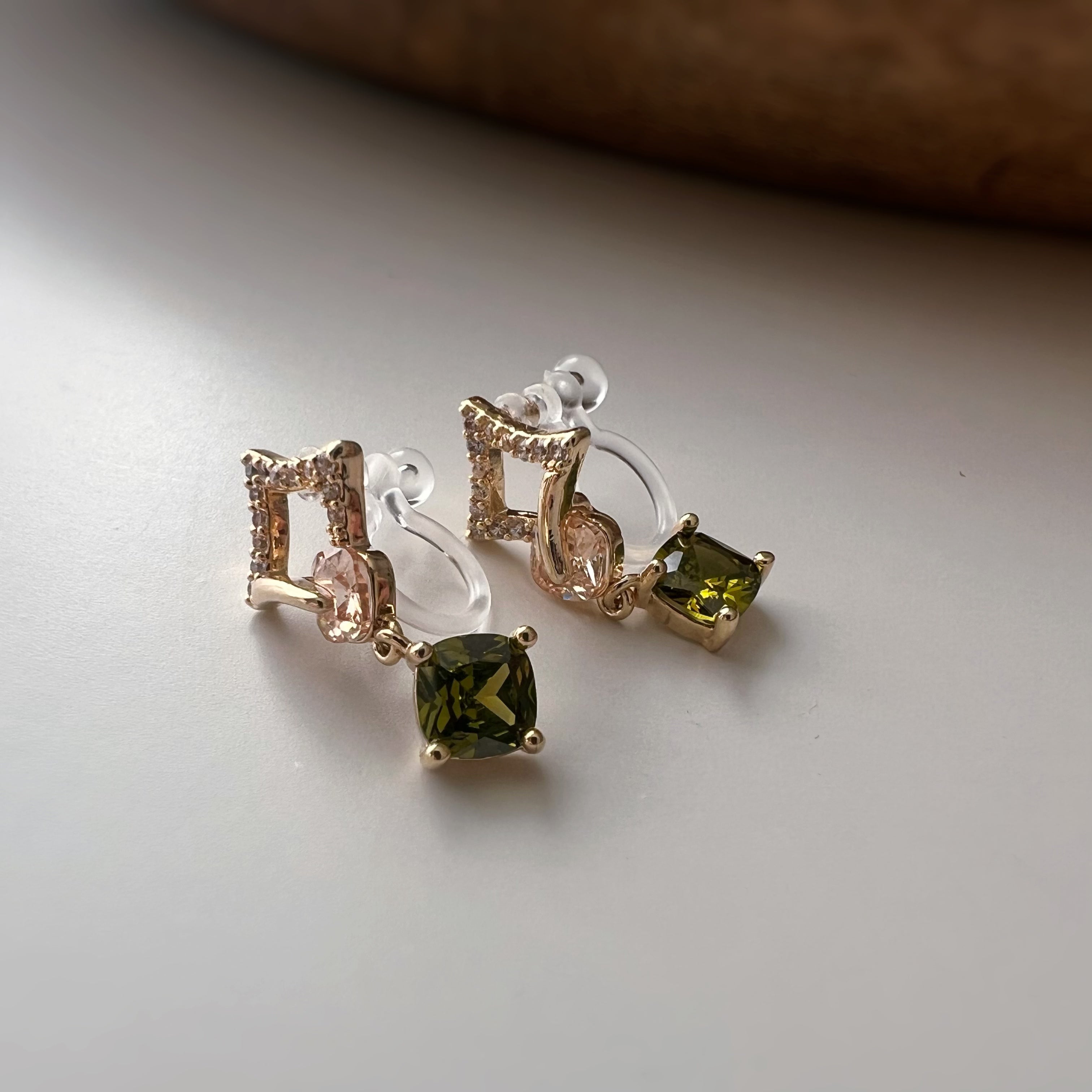 Clips d’oreilles carré avec pierre vert olive pendante