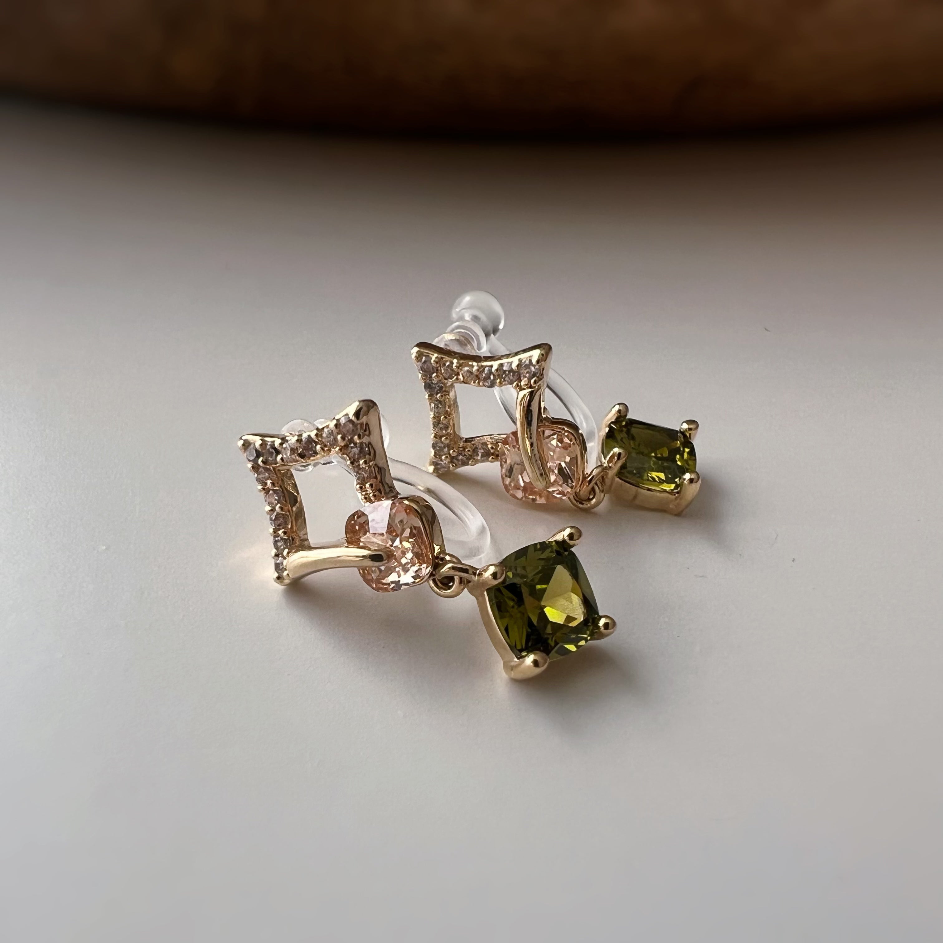 Clips d’oreilles carré avec pierre vert olive pendante