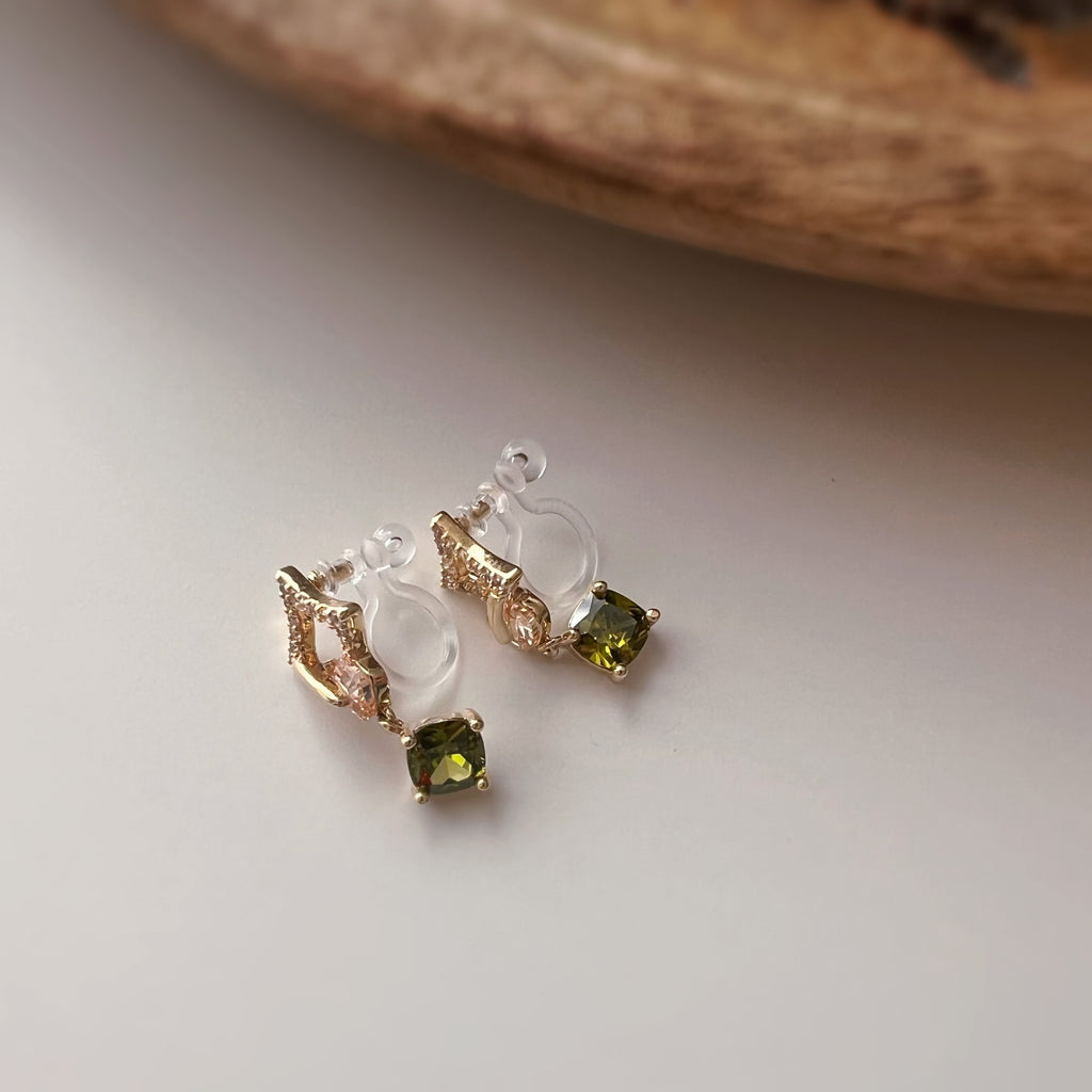 Clips d’oreilles carré avec pierre vert olive pendante
