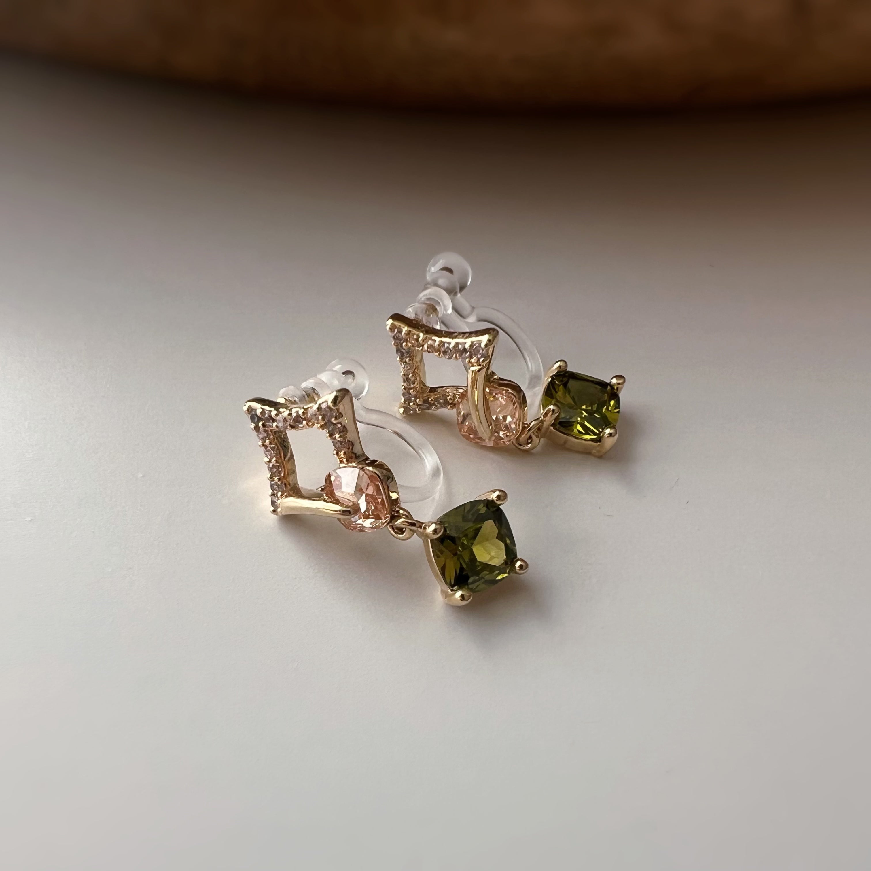 Clips d’oreilles carré avec pierre vert olive pendante