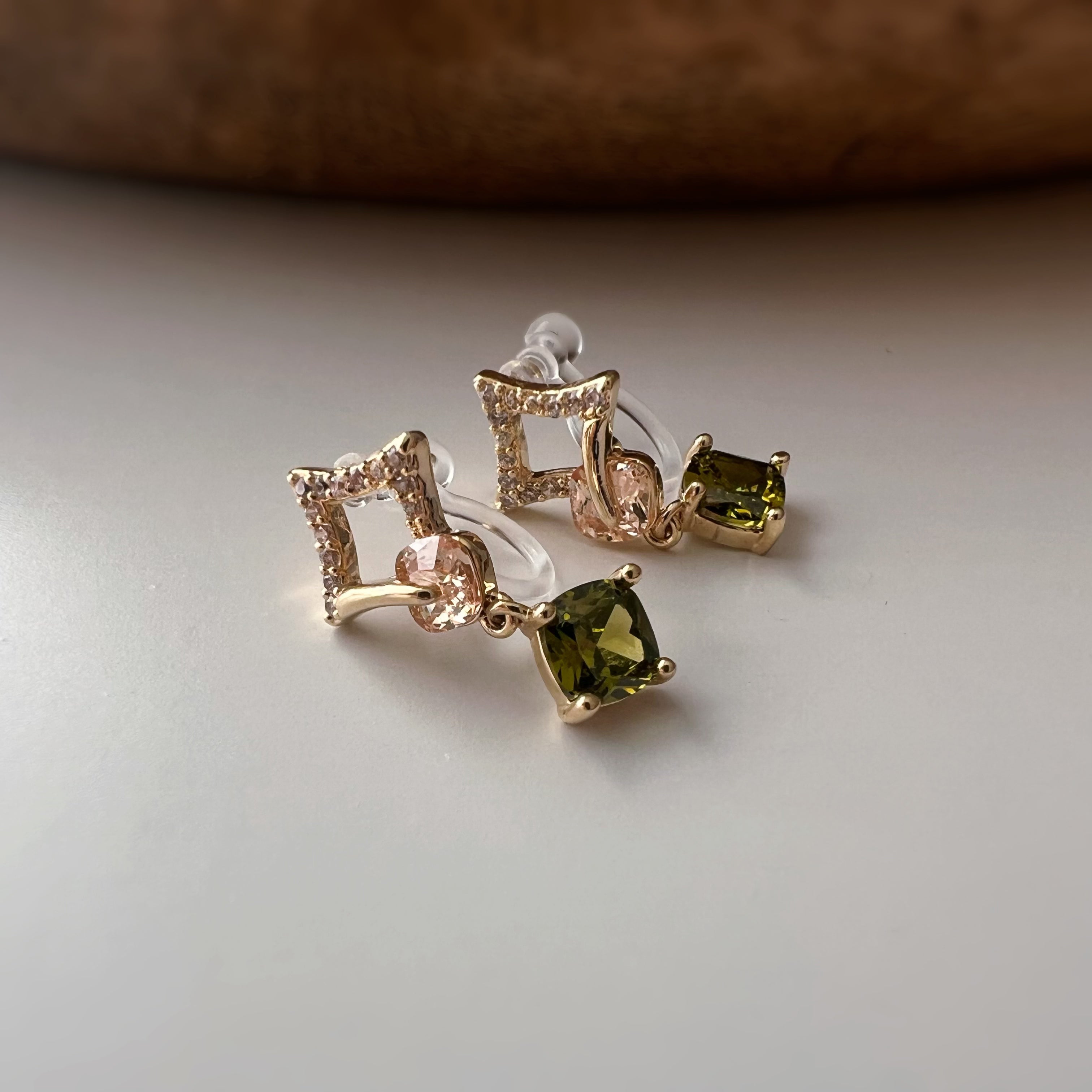 Clips d’oreilles carré avec pierre vert olive pendante