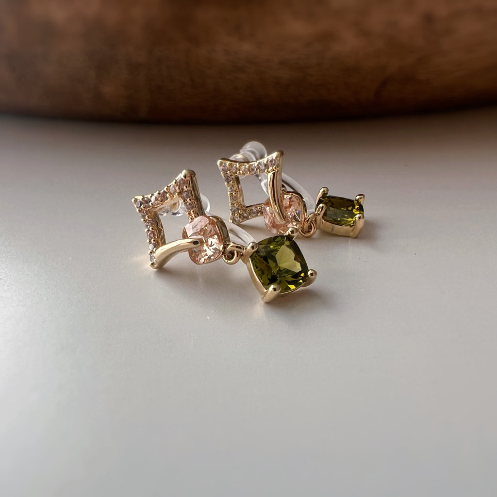 Clips d’oreilles carré avec pierre vert olive pendante