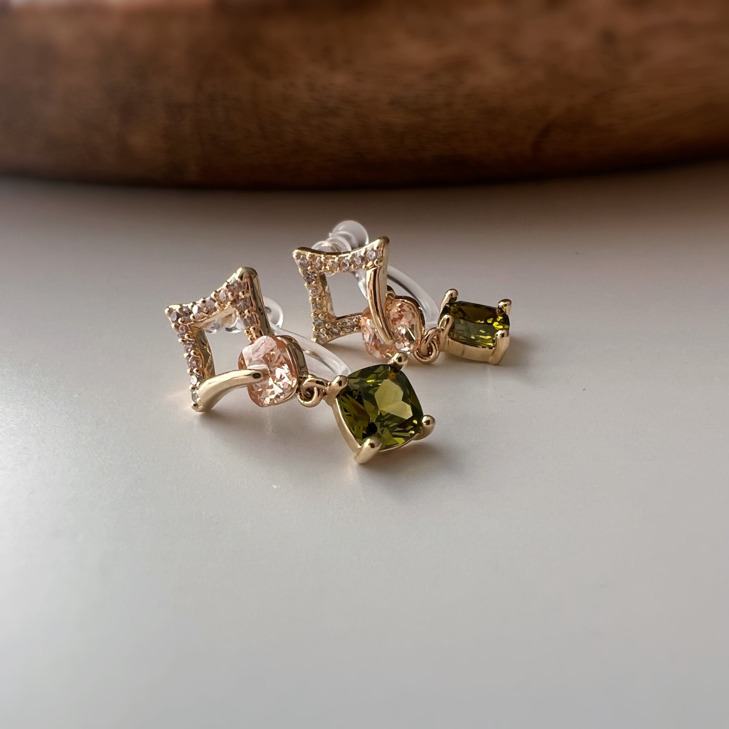 Clips d’oreilles carré avec pierre vert olive pendante
