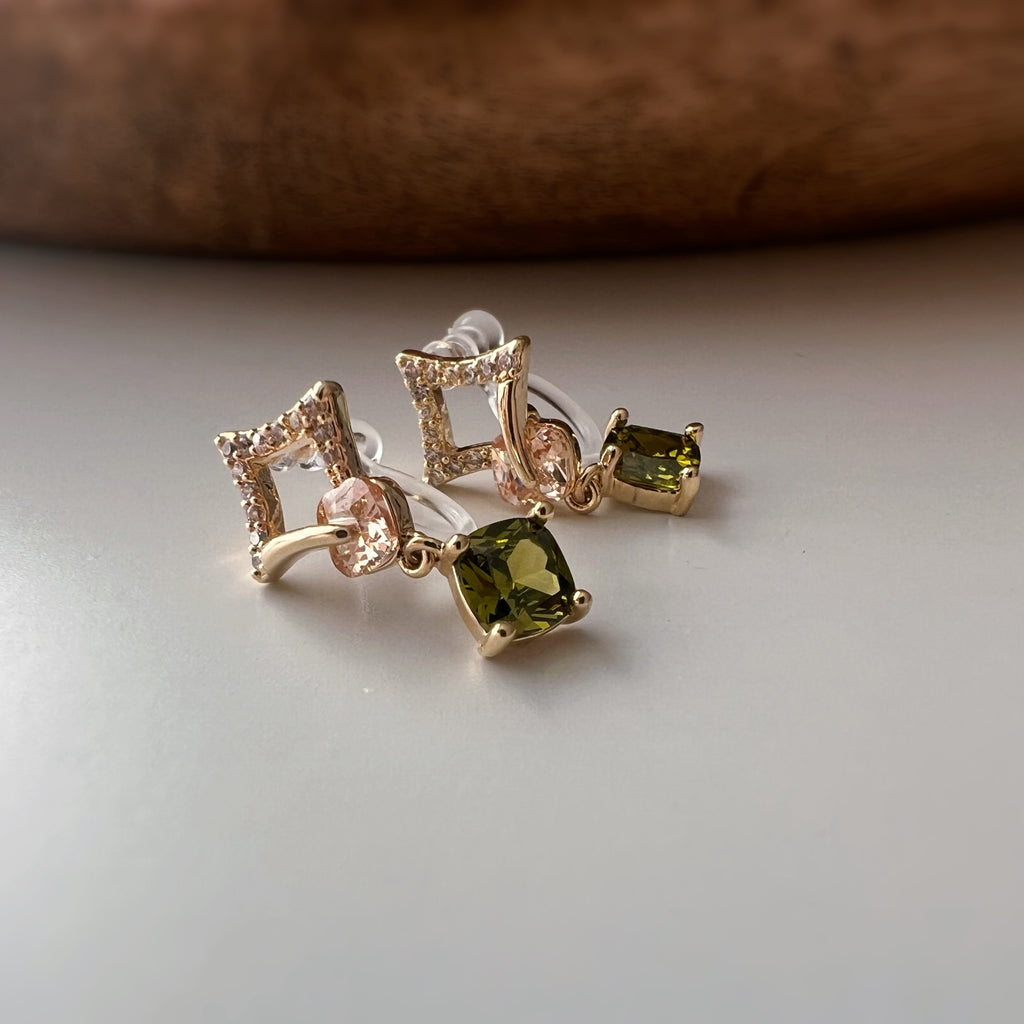 Clips d’oreilles carré avec pierre vert olive pendante