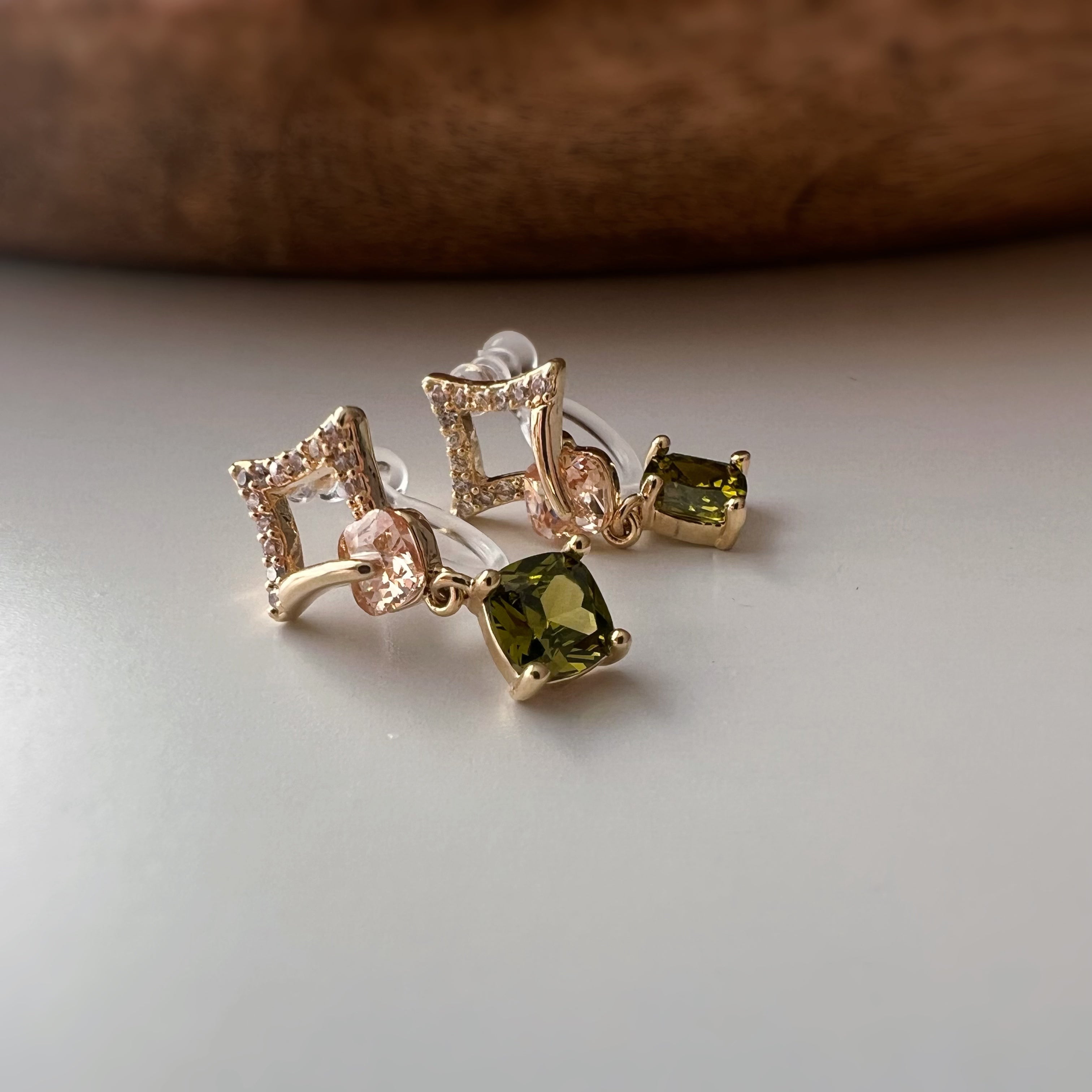 Clips d’oreilles carré avec pierre vert olive pendante