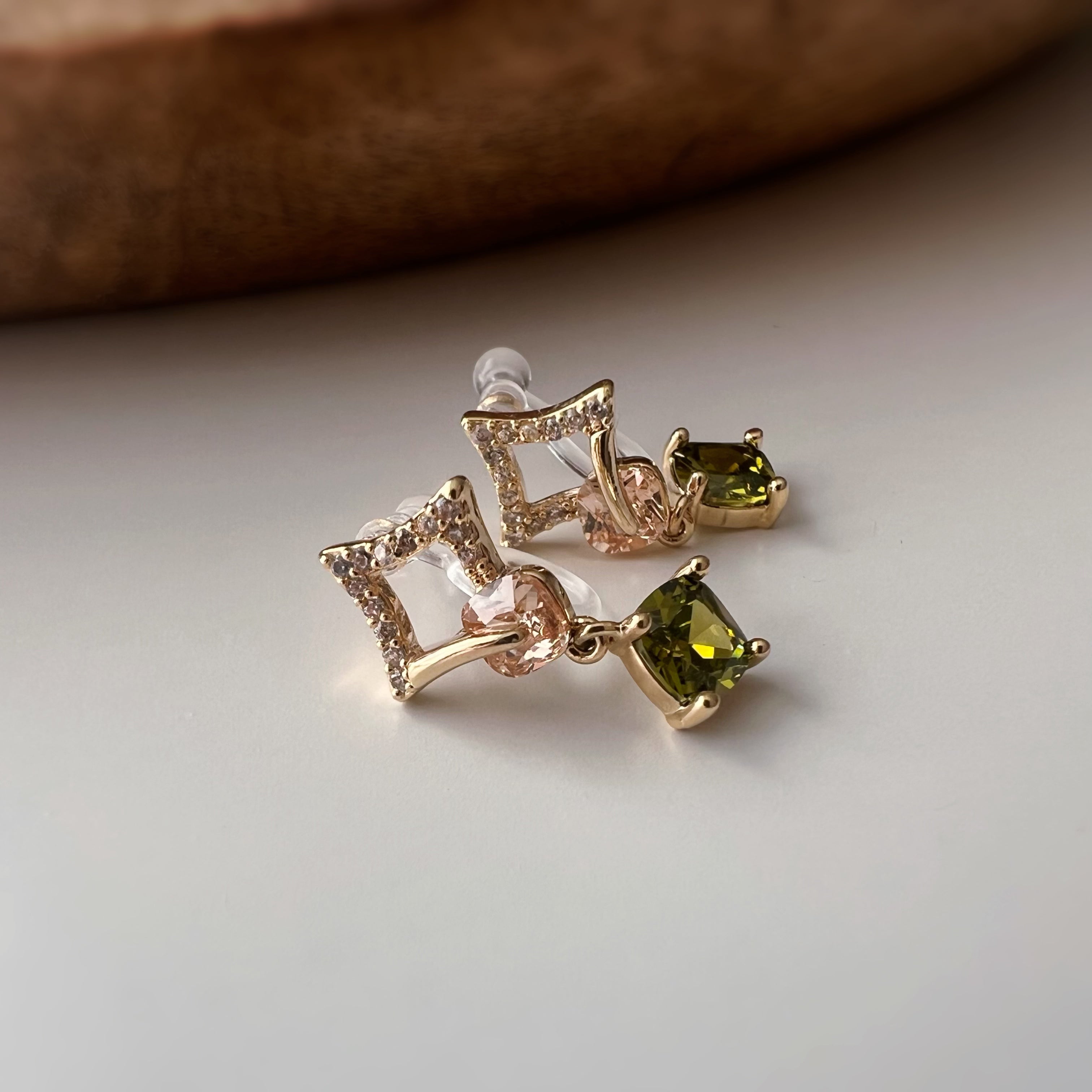 Clips d’oreilles carré avec pierre vert olive pendante