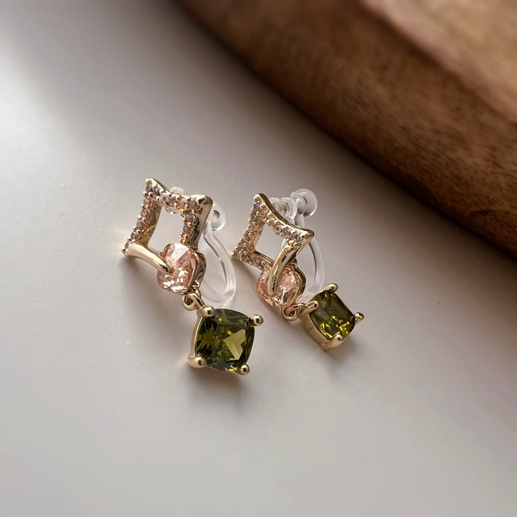 Clips d’oreilles carré avec pierre vert olive pendante