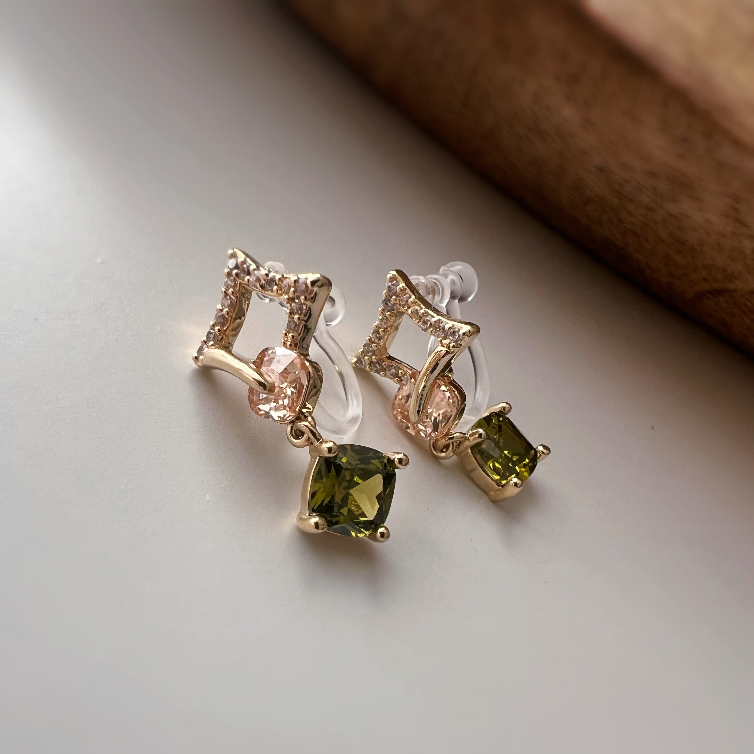 Clips d’oreilles carré avec pierre vert olive pendante
