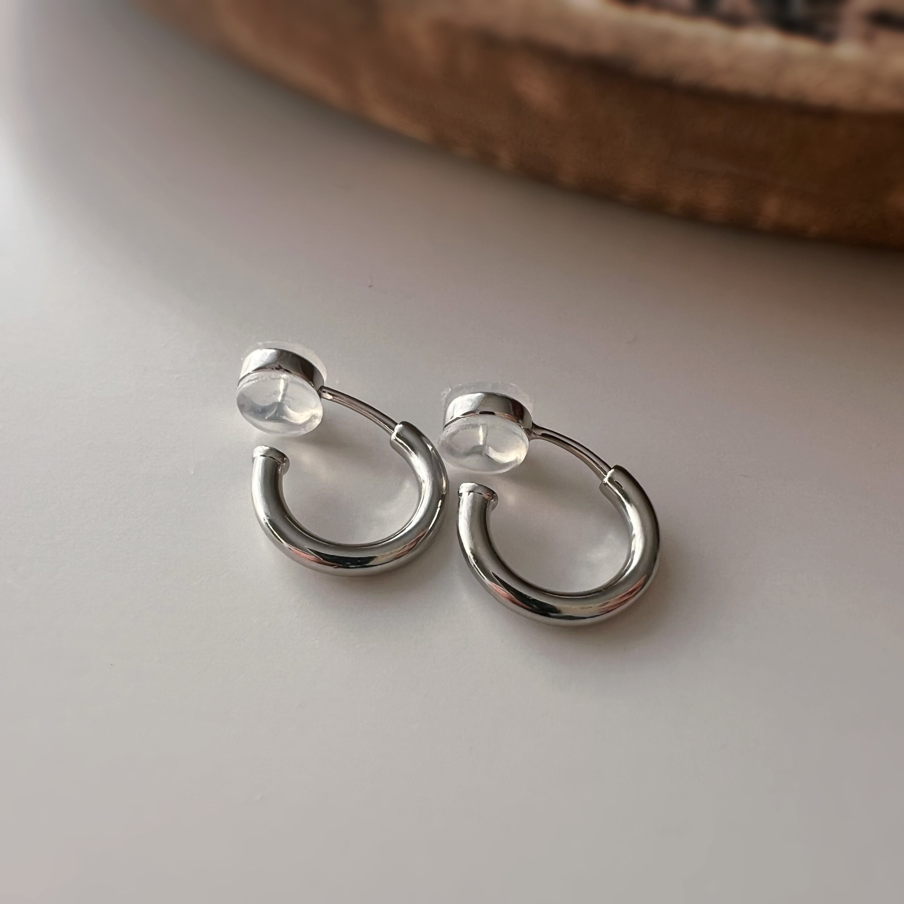 Clips d’oreilles anneaux minimalistes couleur argent / or