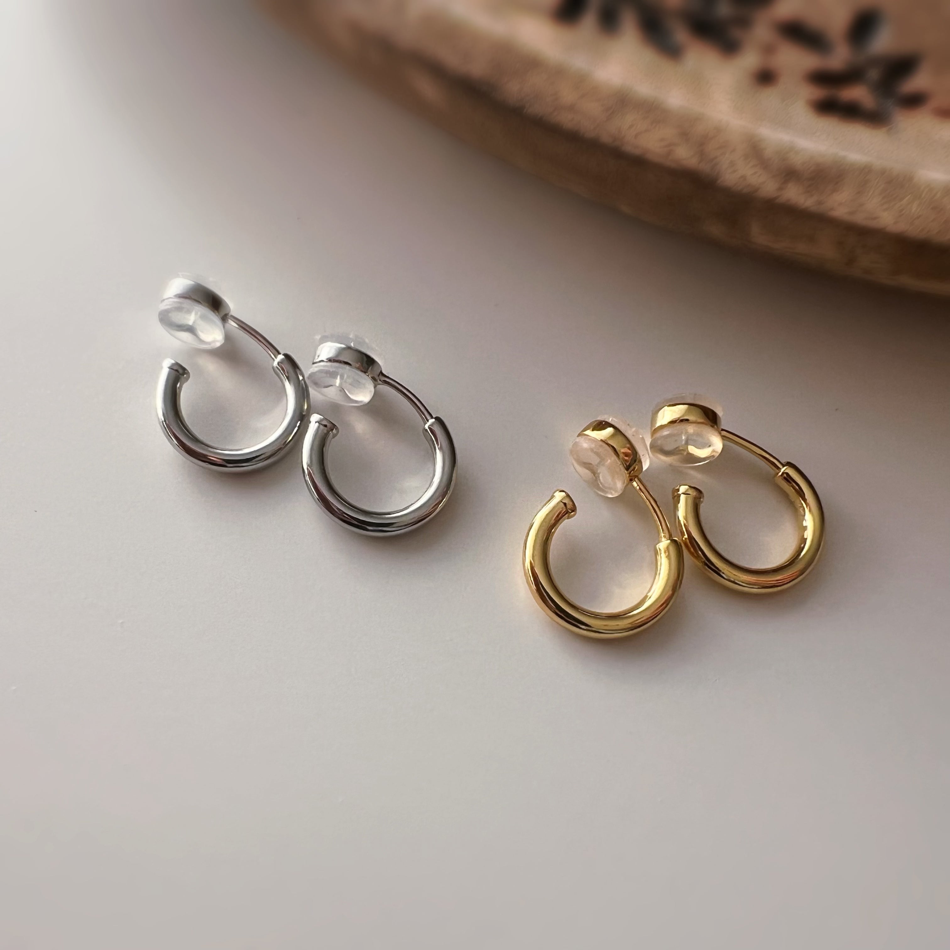 Clips d’oreilles anneaux minimalistes couleur argent / or