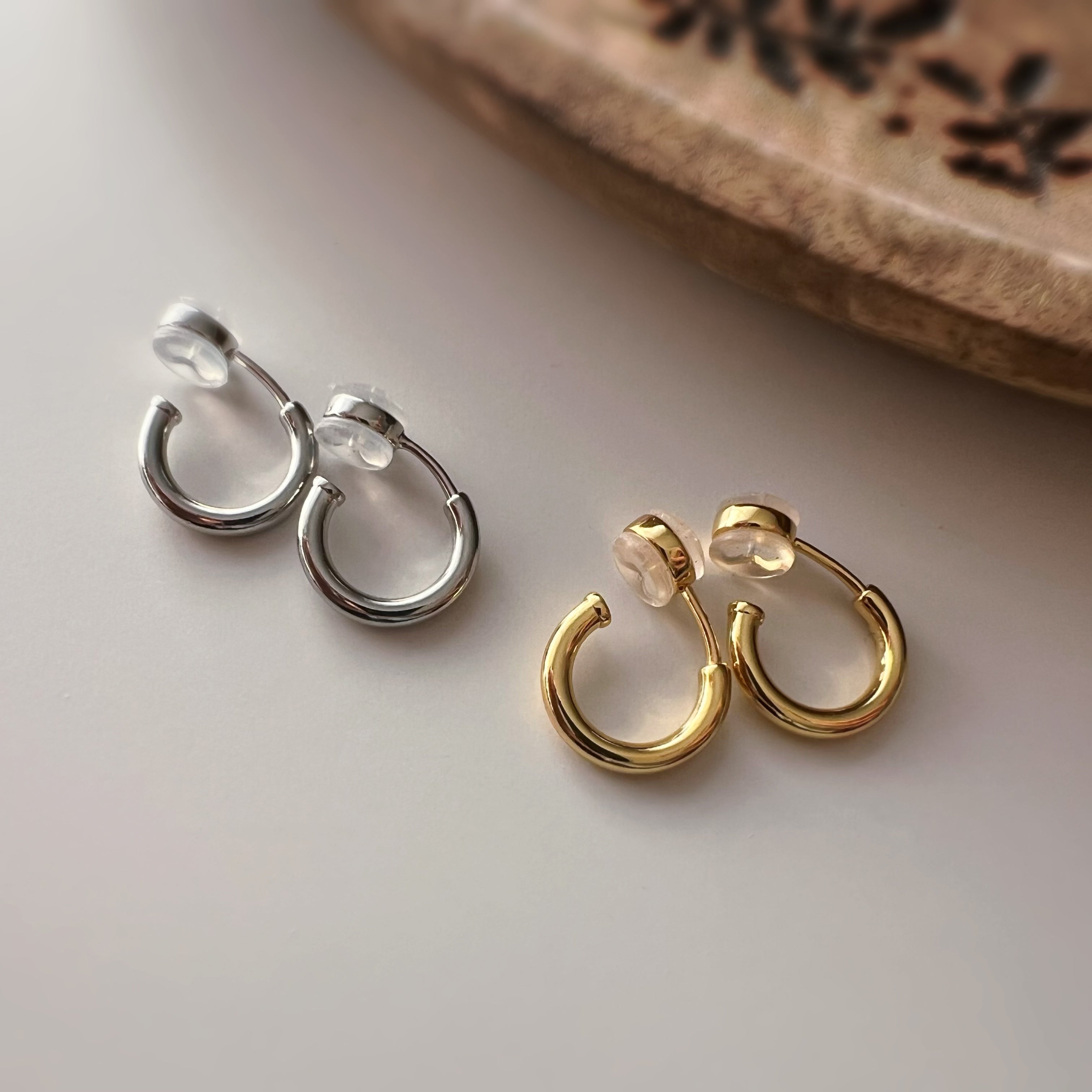 Clips d’oreilles anneaux minimalistes couleur argent / or