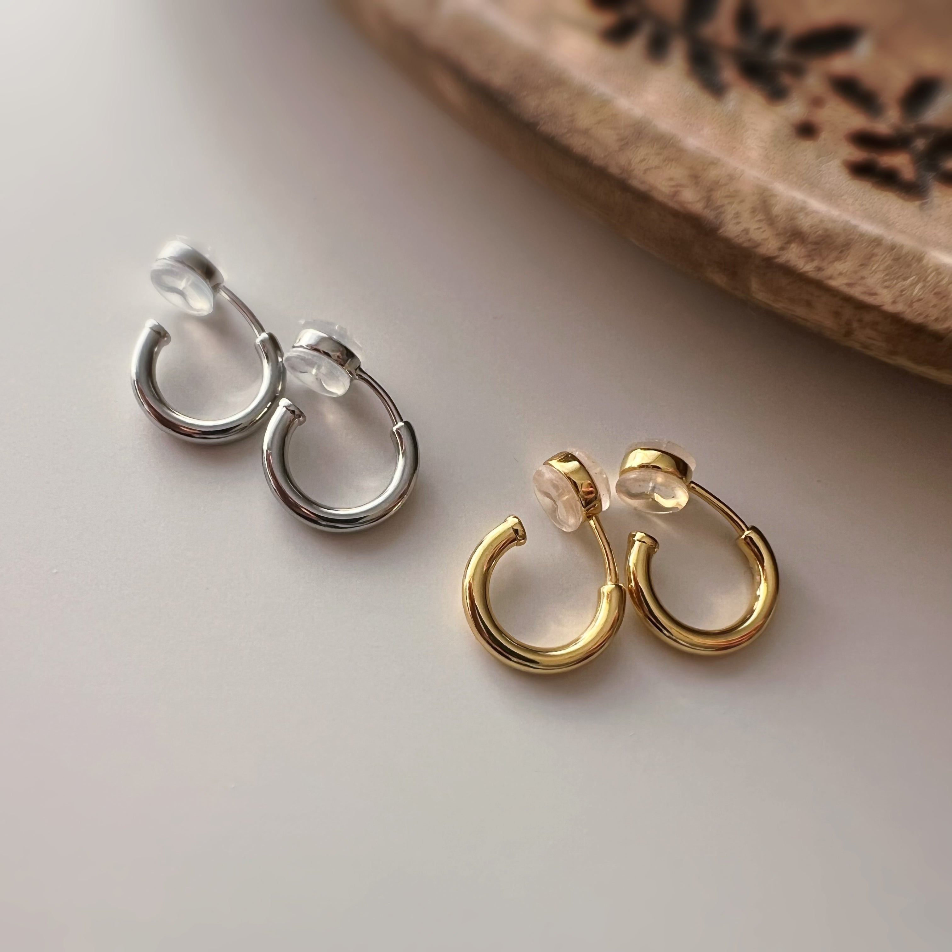 Clips d’oreilles anneaux minimalistes couleur argent / or