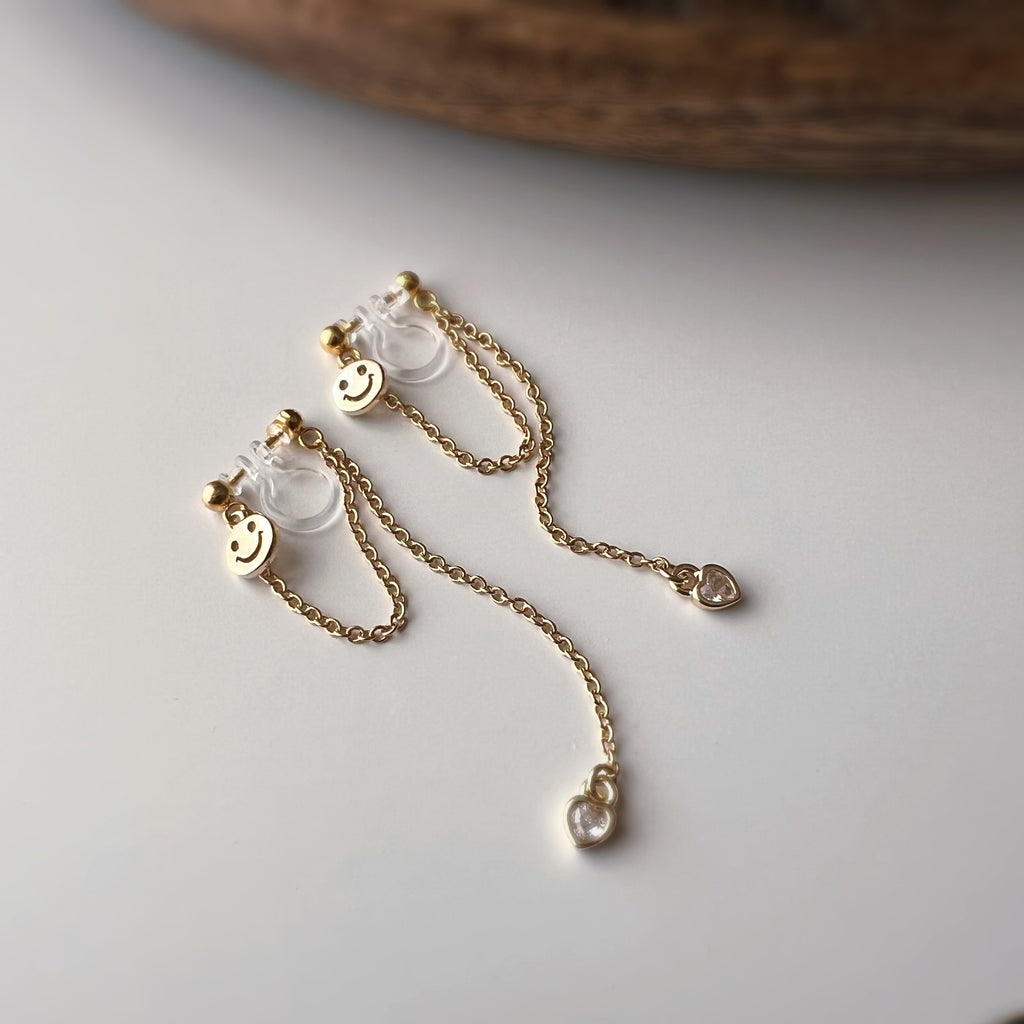 Clips d’oreilles smiley chaîne pendante