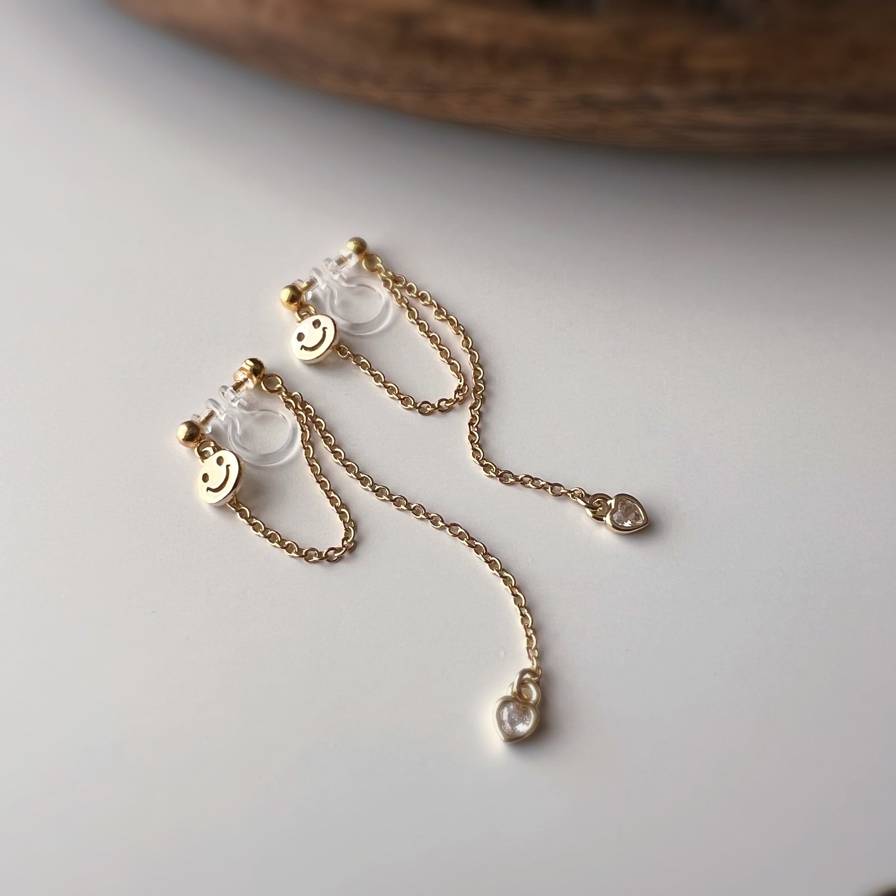 Clips d’oreilles smiley chaîne pendante