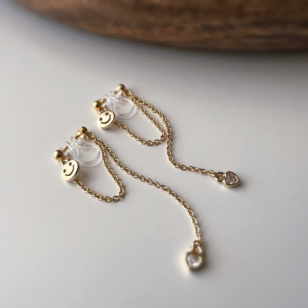Clips d’oreilles smiley chaîne pendante