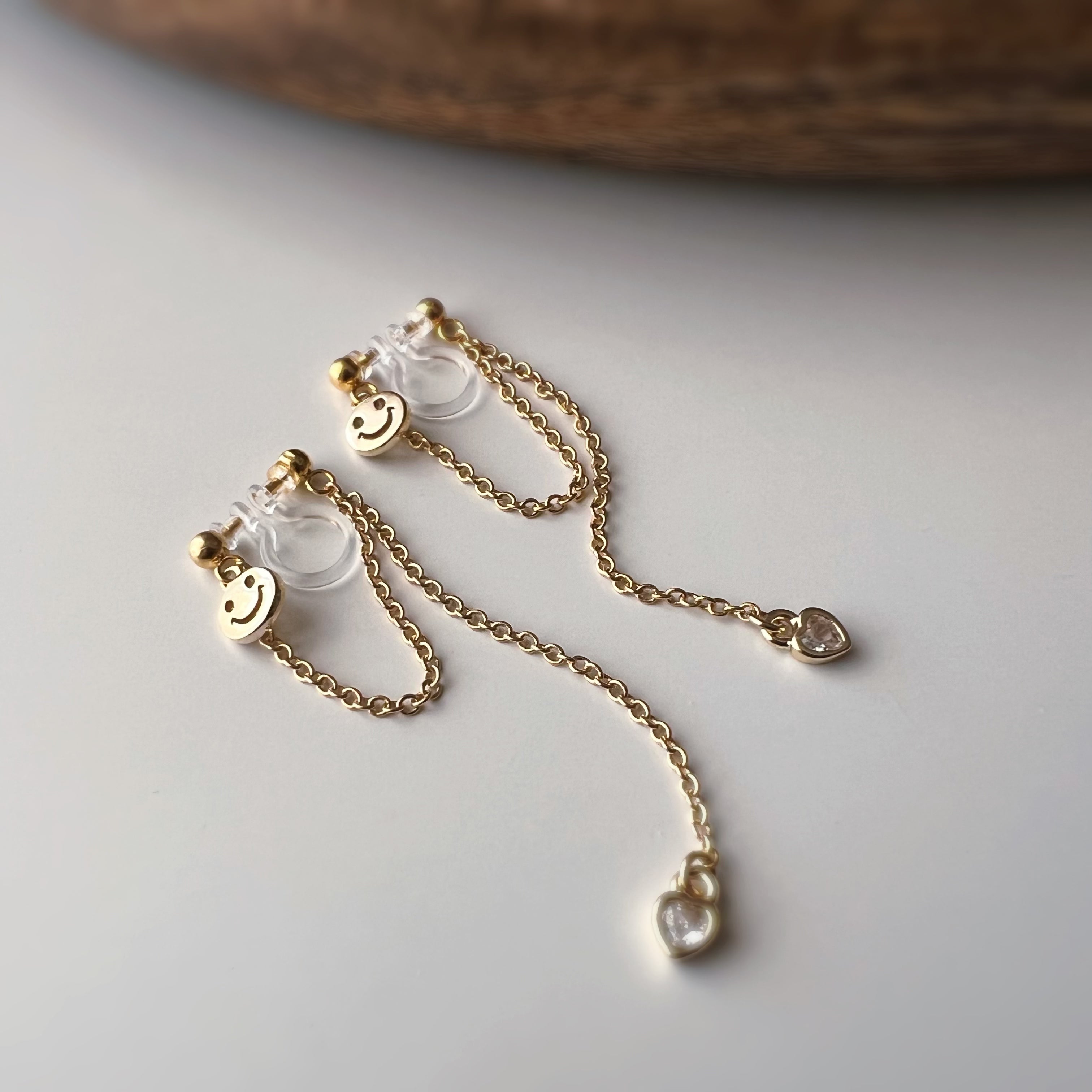 Clips d’oreilles smiley chaîne pendante