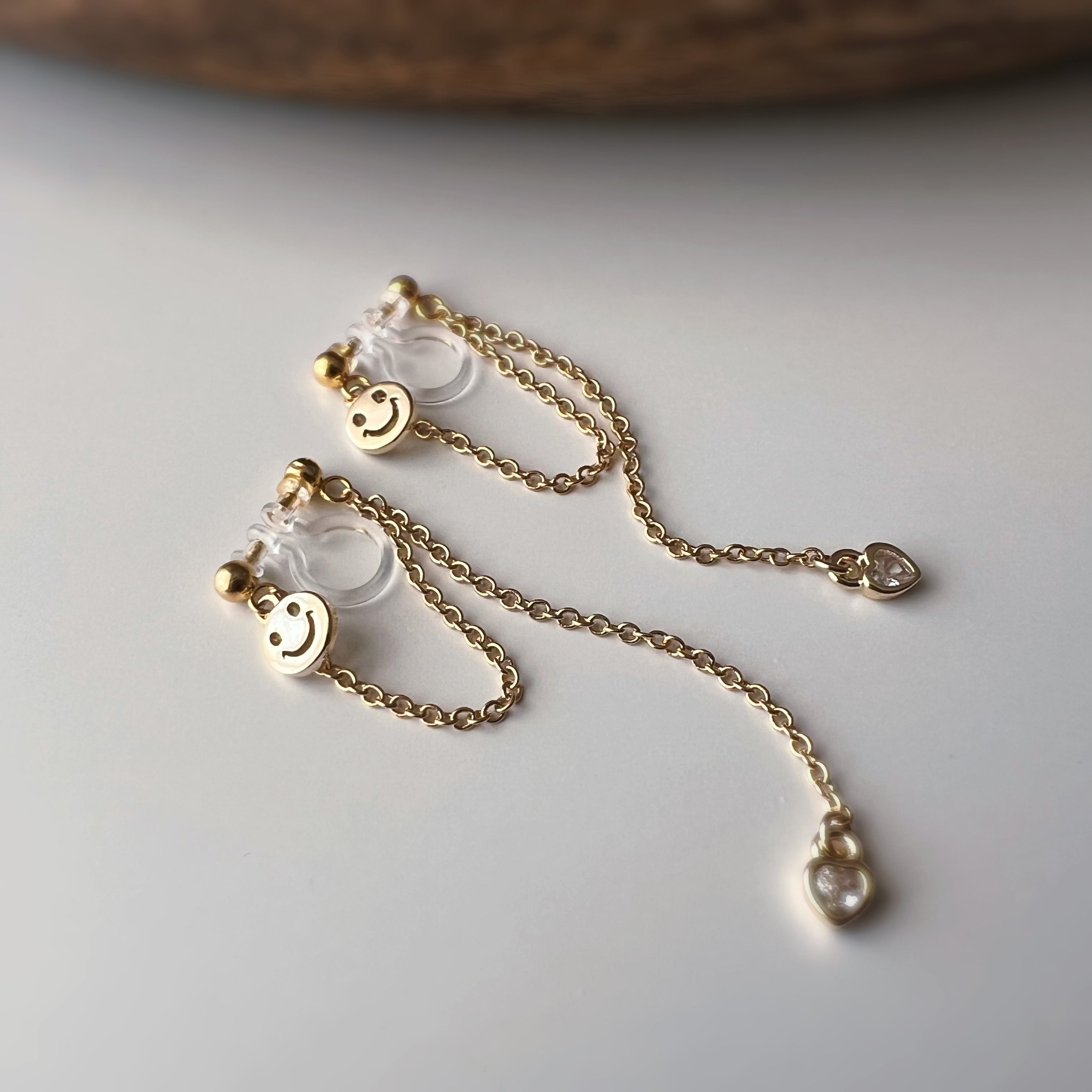 Clips d’oreilles smiley chaîne pendante