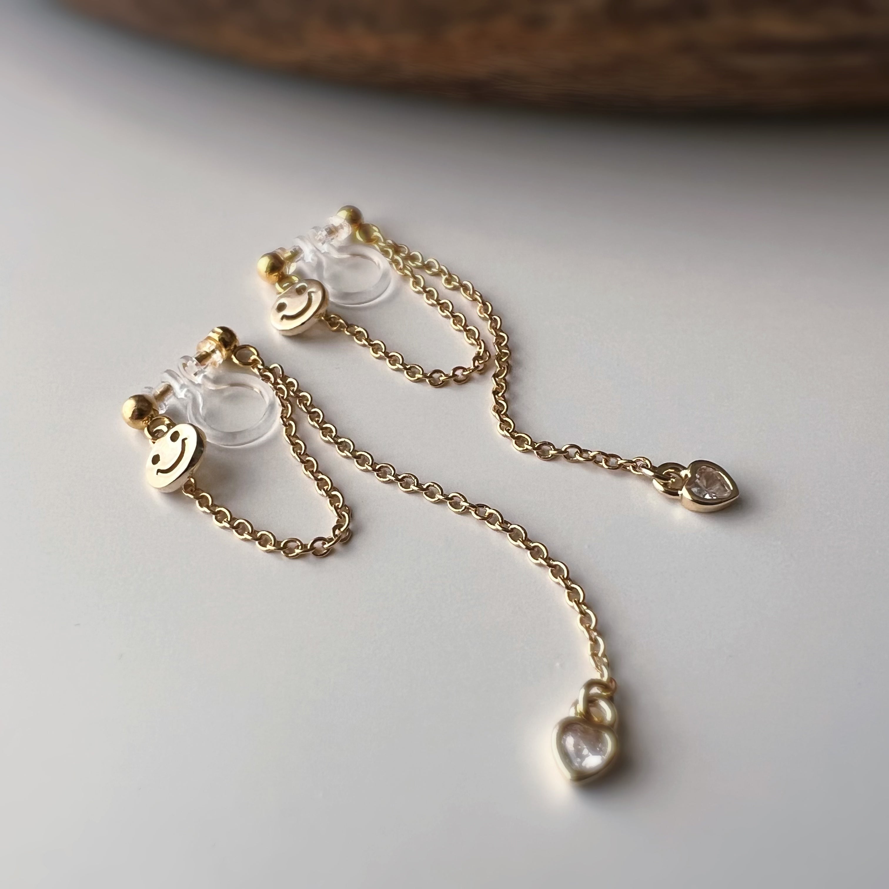Clips d’oreilles smiley chaîne pendante