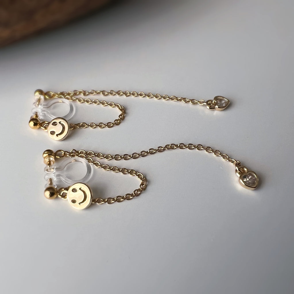 Clips d’oreilles smiley chaîne pendante