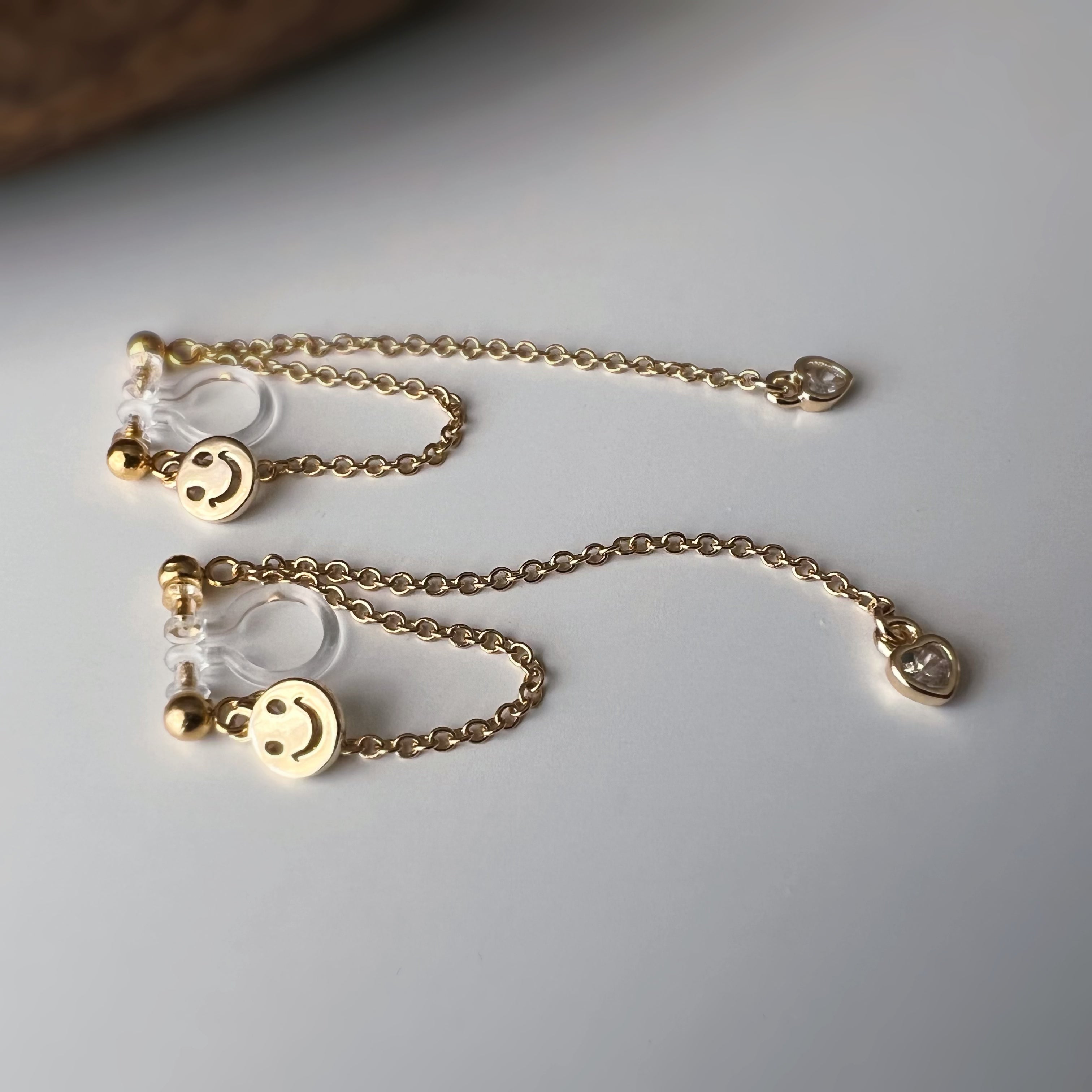 Clips d’oreilles smiley chaîne pendante