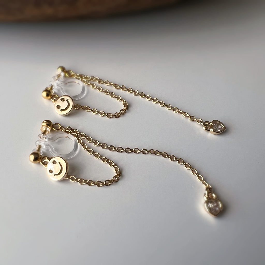 Clips d’oreilles smiley chaîne pendante