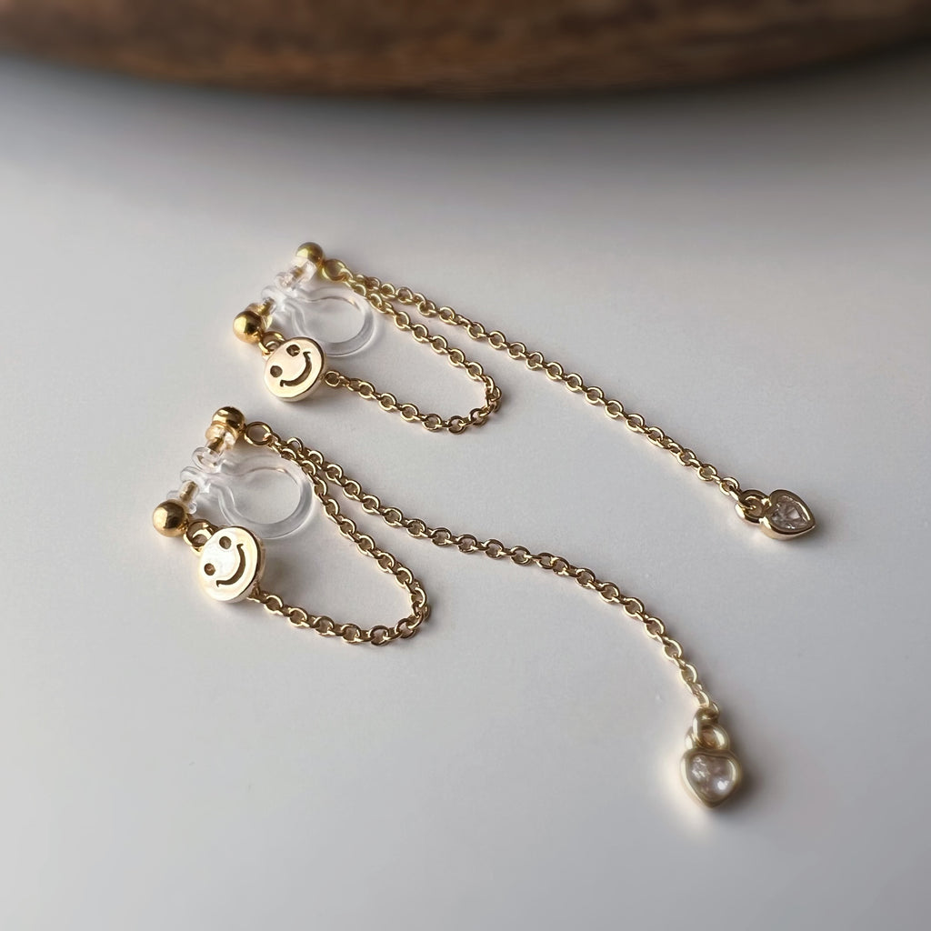 Clips d’oreilles smiley chaîne pendante