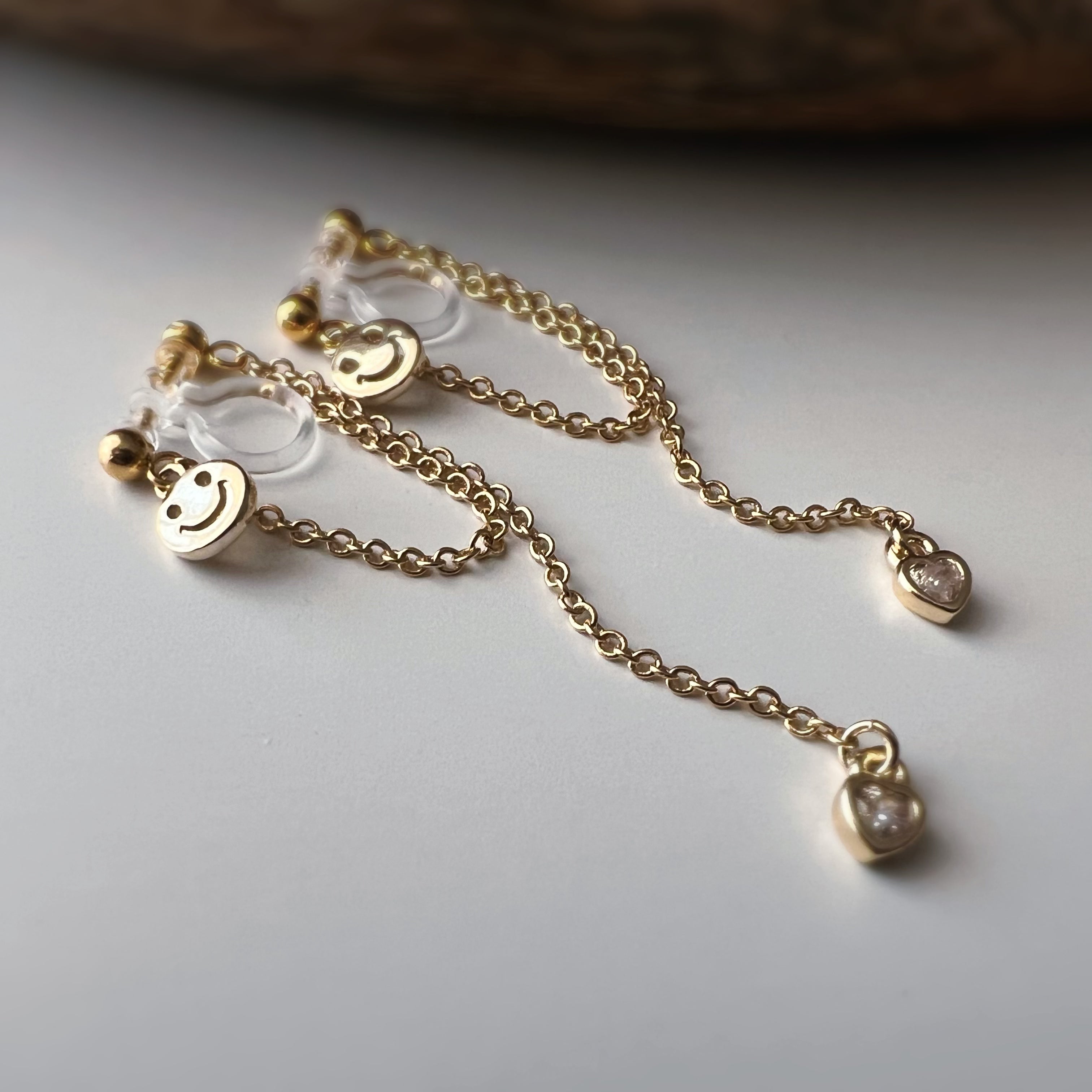 Clips d’oreilles smiley chaîne pendante